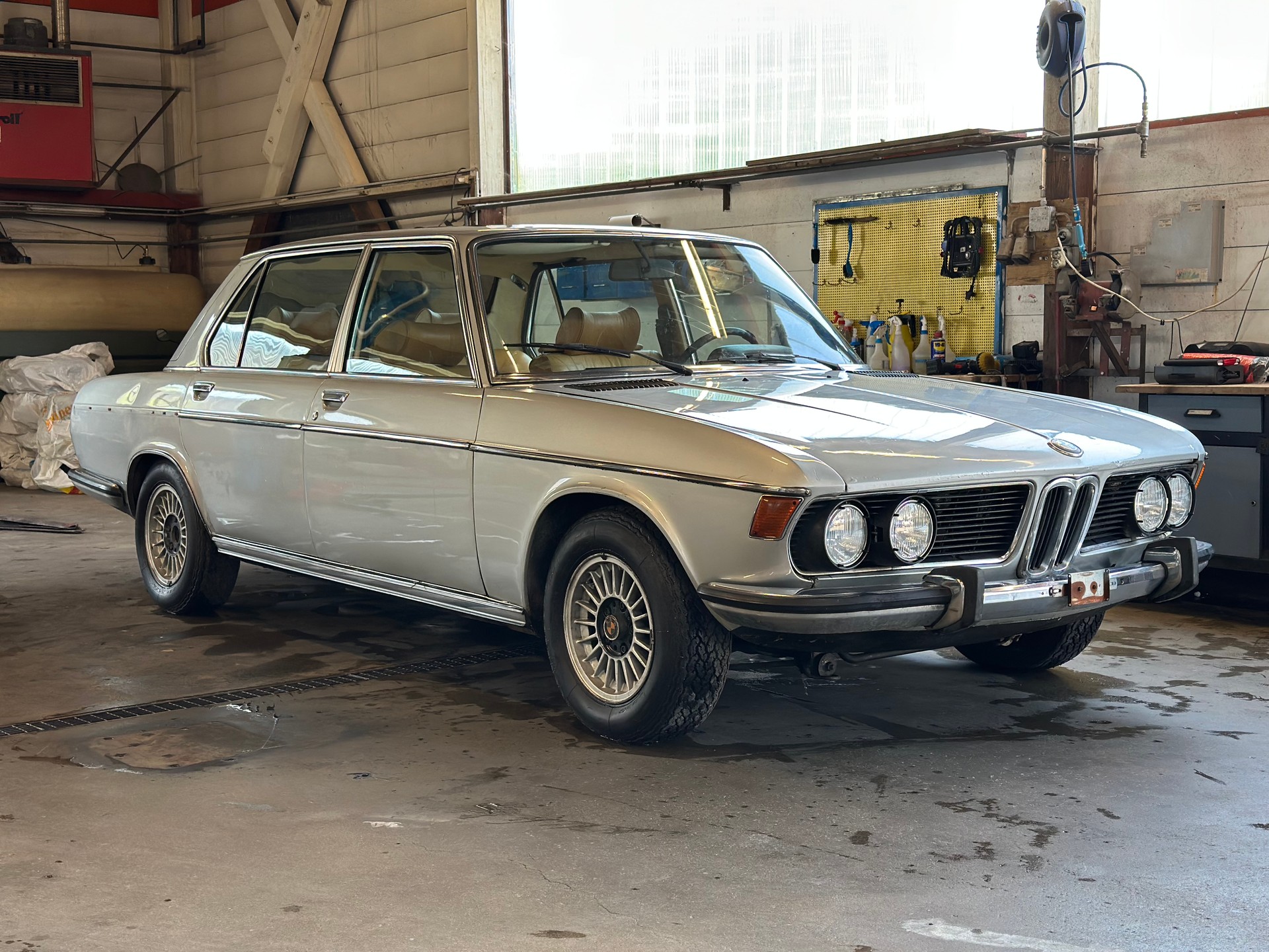 BMW 3.3 L-image-0