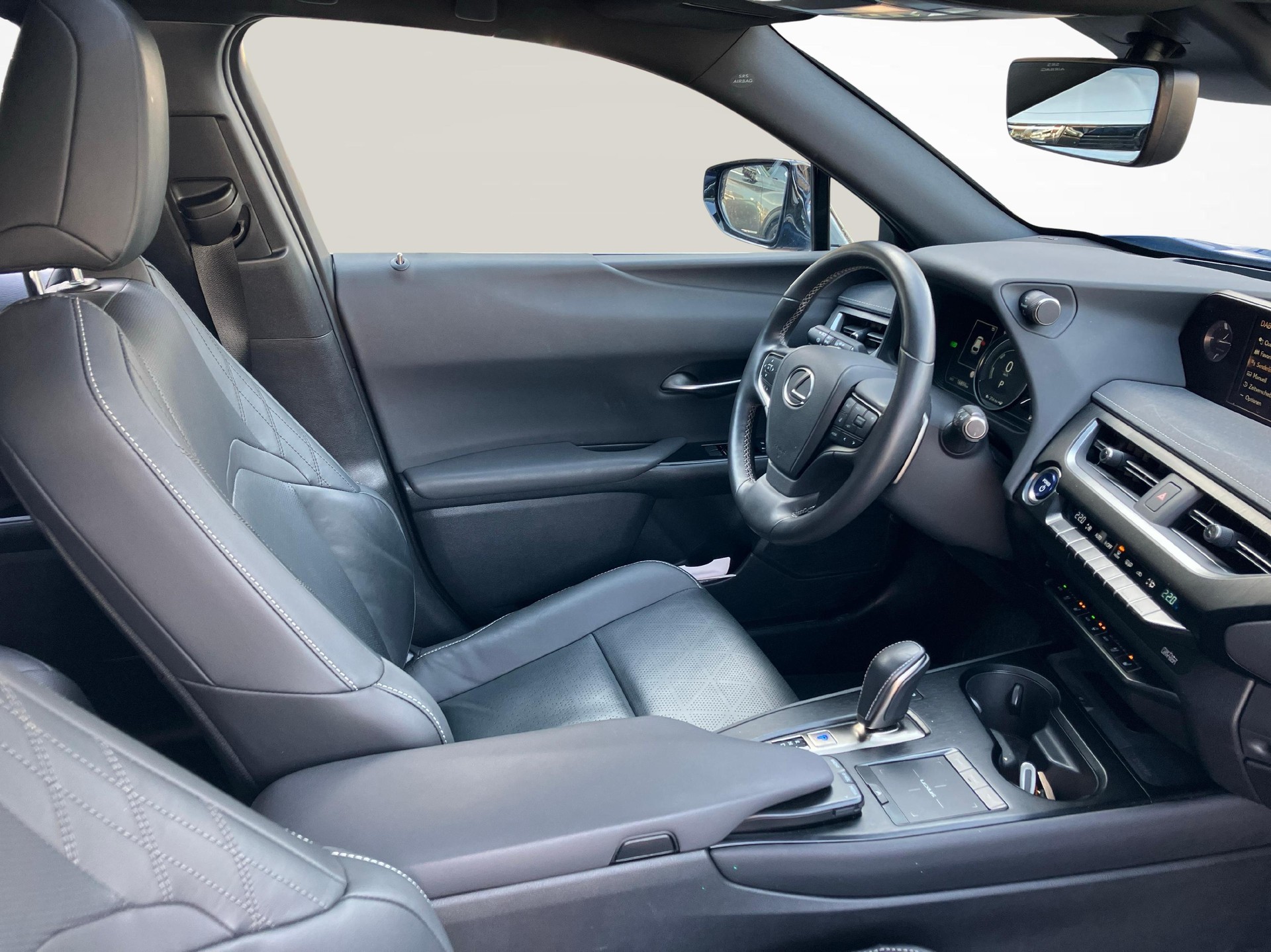 LEXUS UX 300e Excellence-image-9