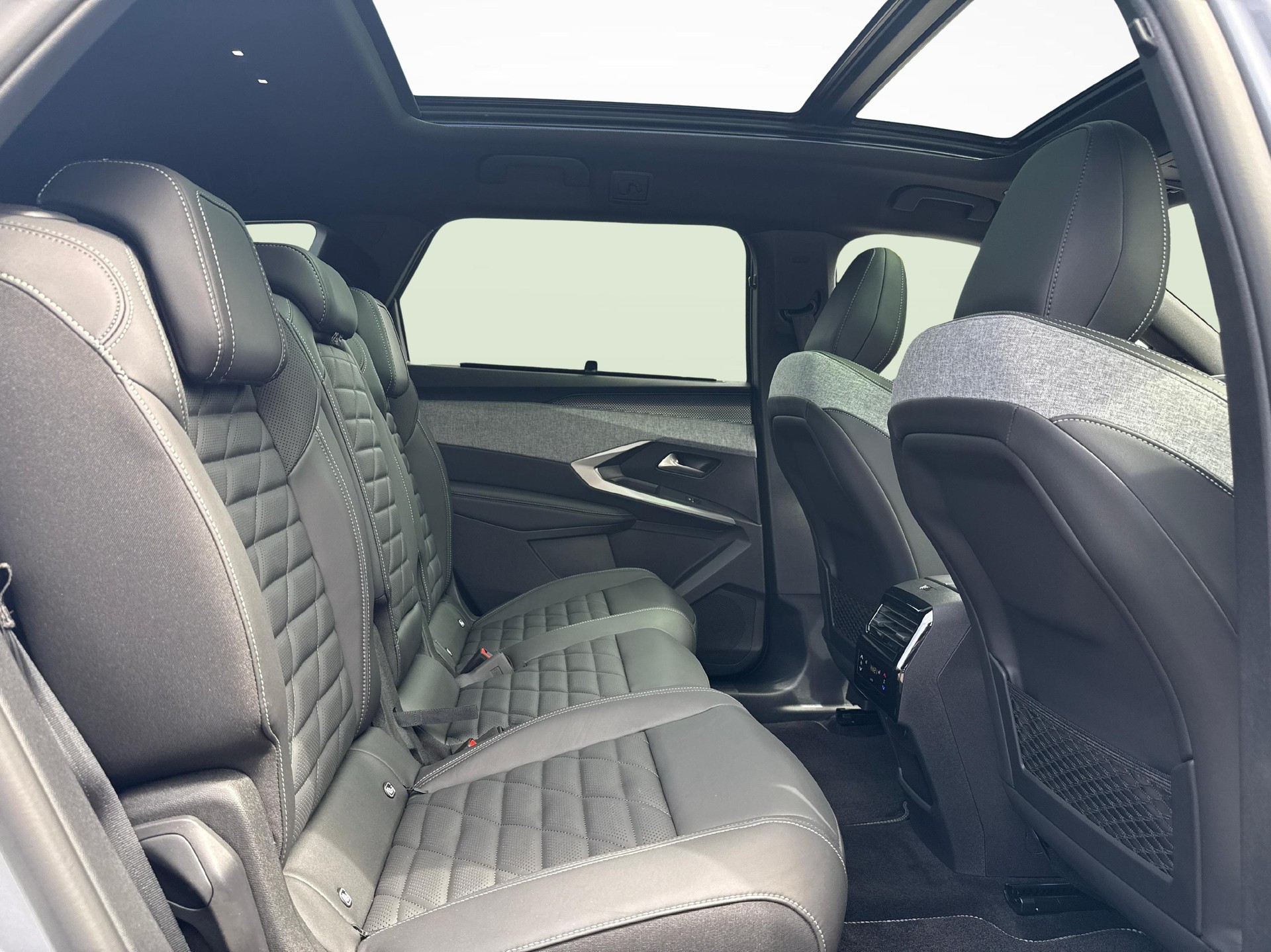 PEUGEOT 5008 e-Launch Edition AWD-image-17