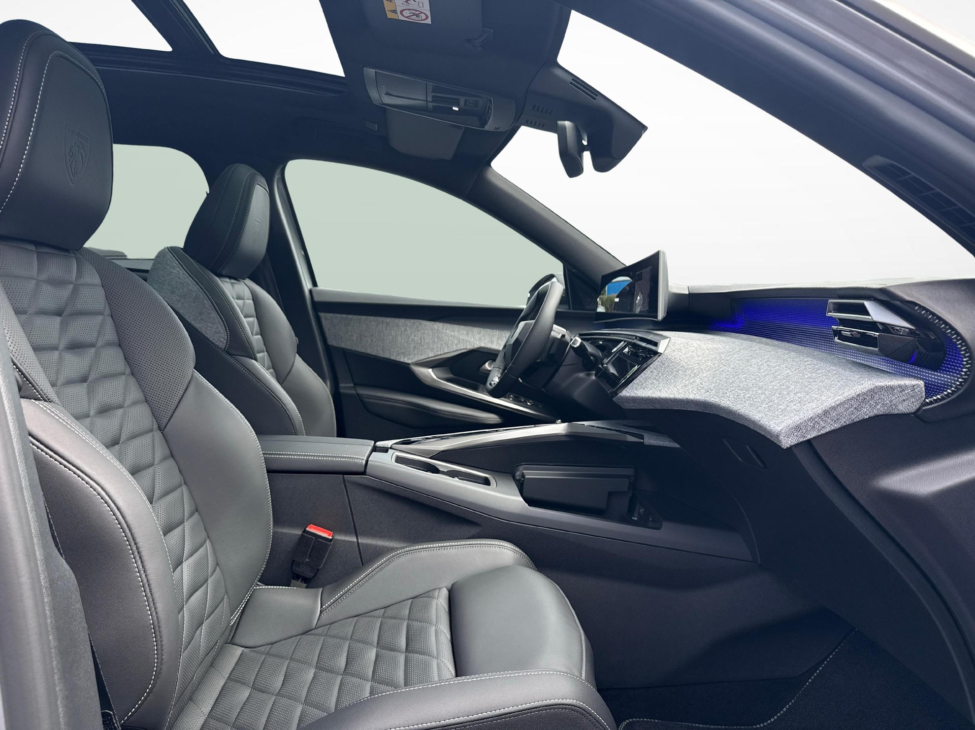 PEUGEOT 5008 e-Launch Edition AWD-image-11