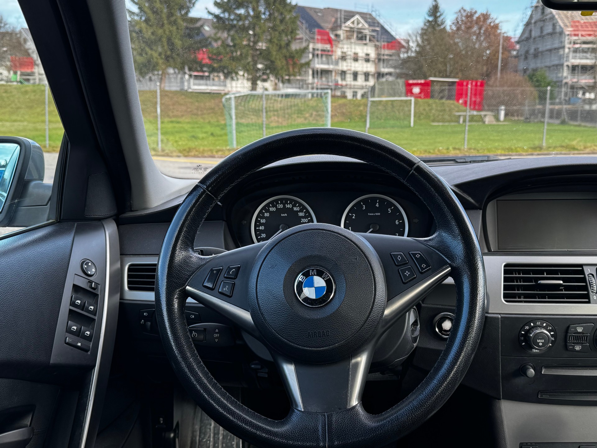 BMW 525xi-image-11