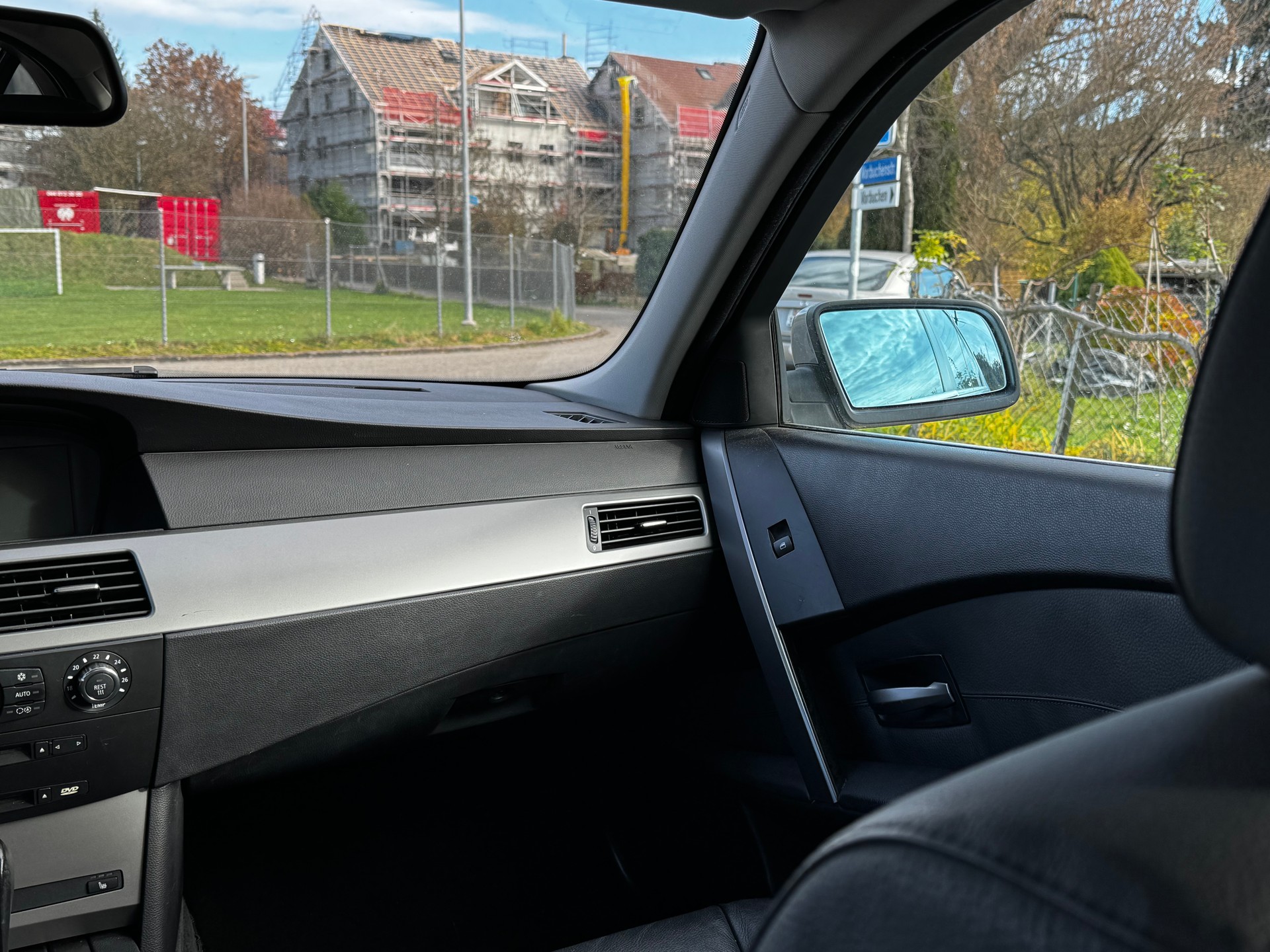 BMW 525xi-image-10