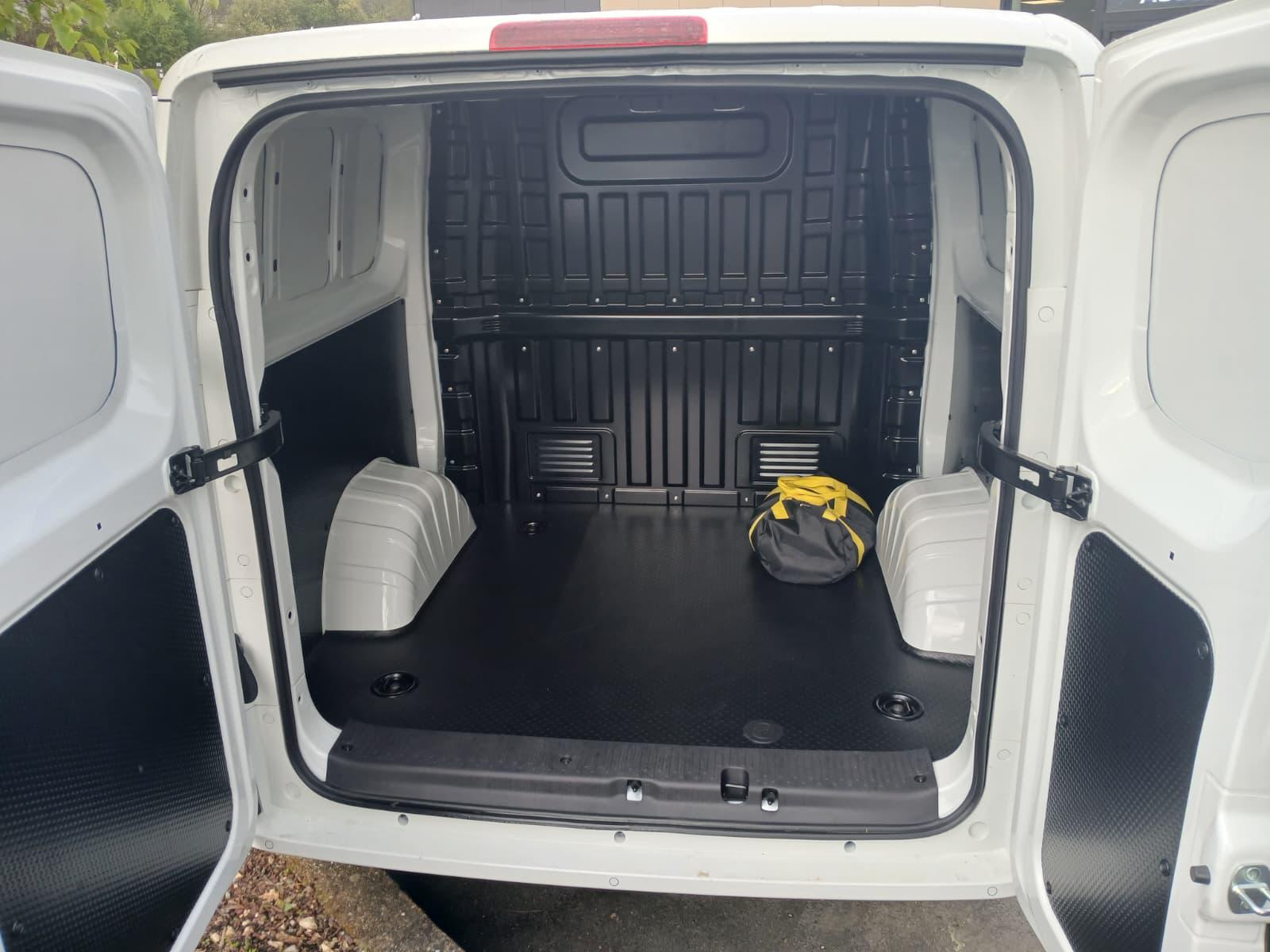 MAXUS eDeliver 5 L1 64kWh - 6 places - blanc-image-5