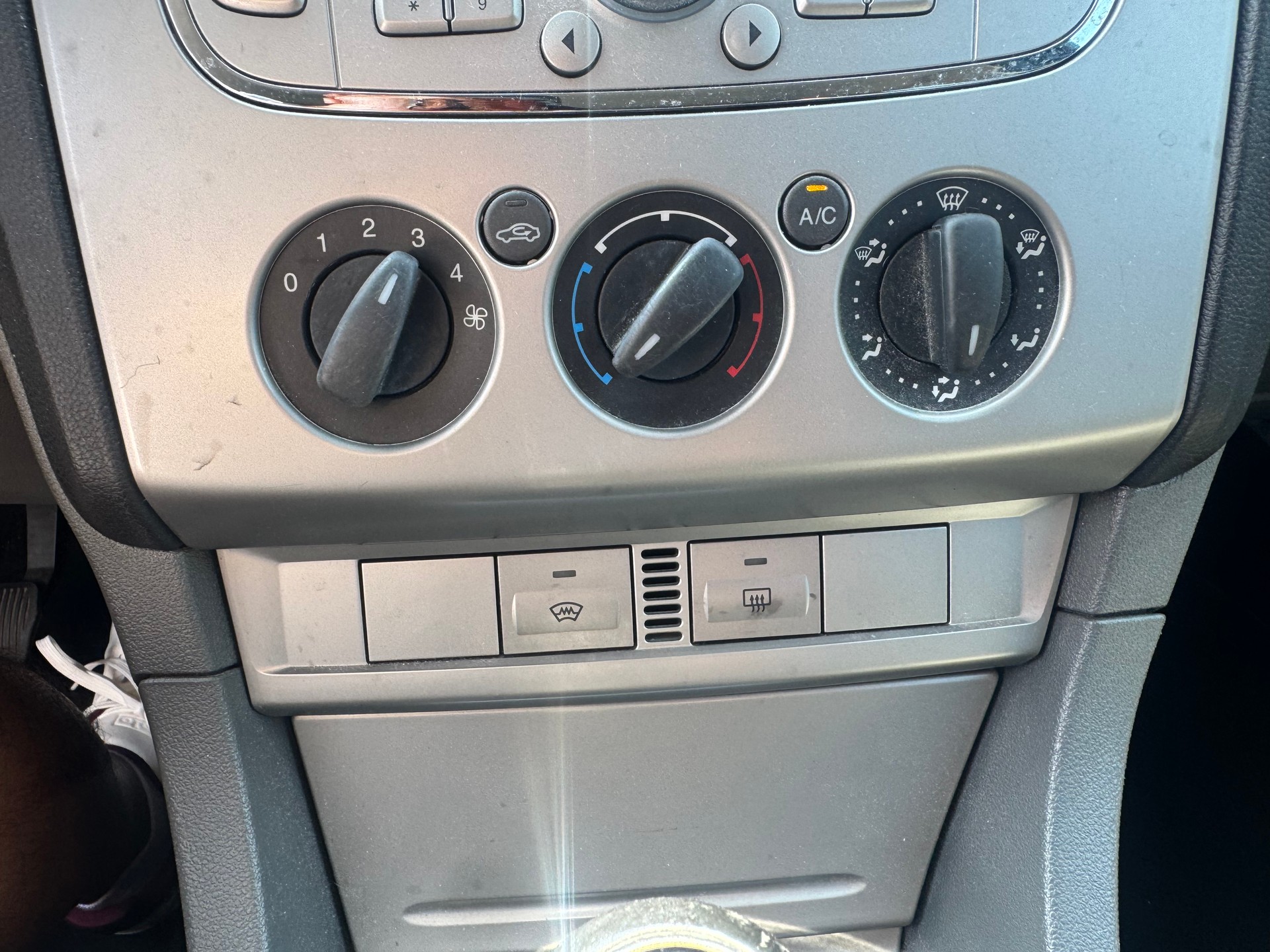 FORD Focus 1.6i Ambiente-image-18