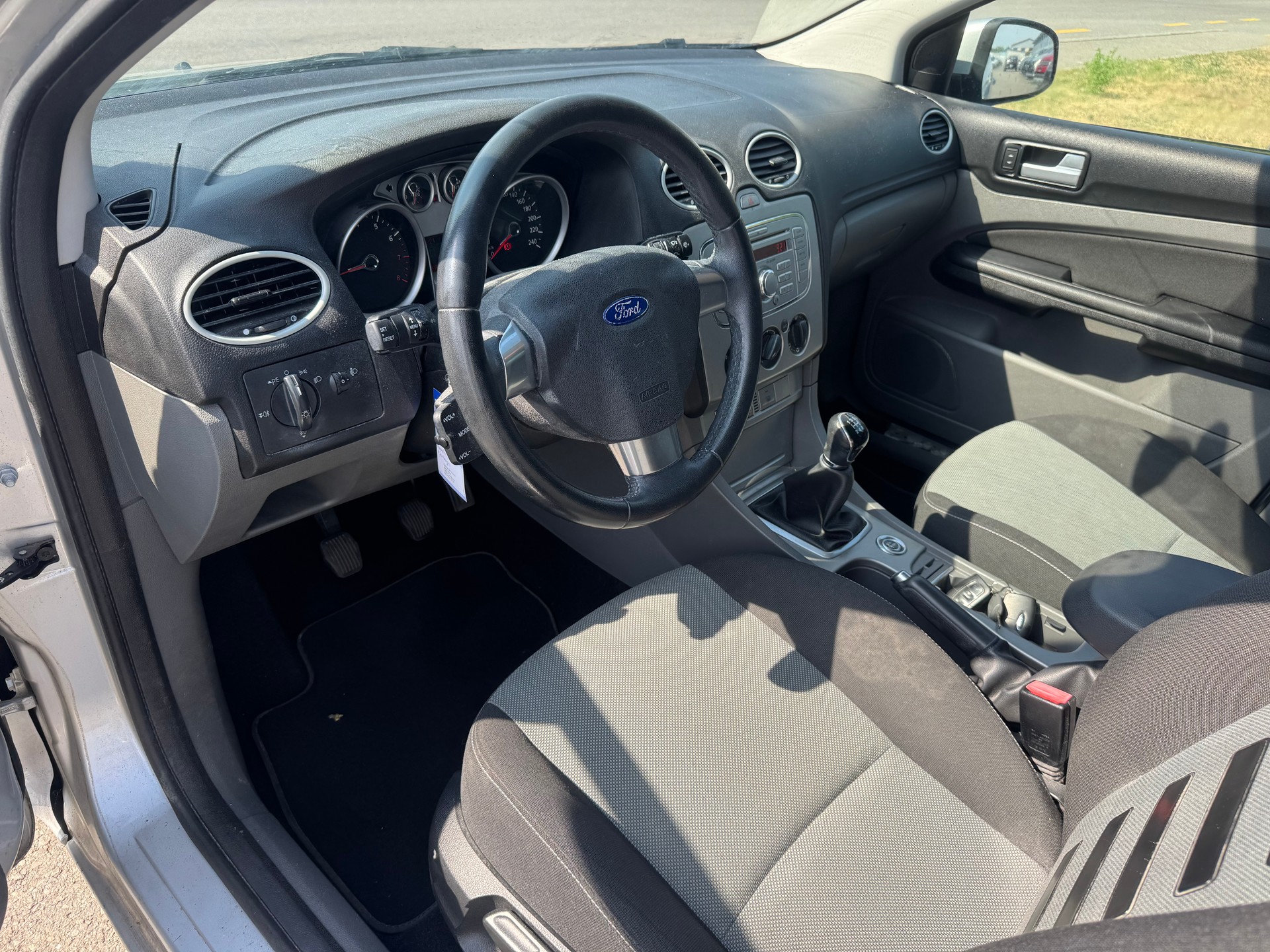 FORD Focus 1.6i Ambiente-image-12