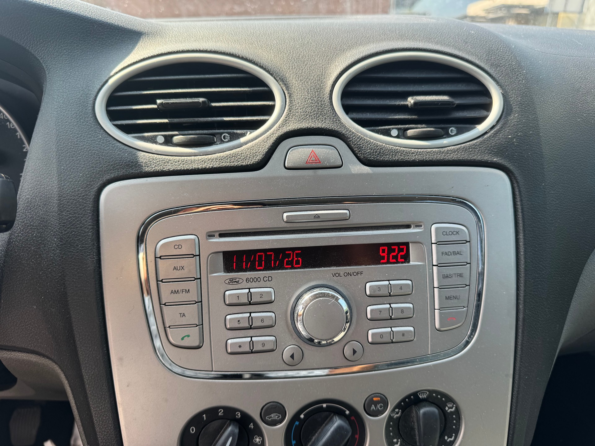 FORD Focus 1.6i Ambiente-image-16