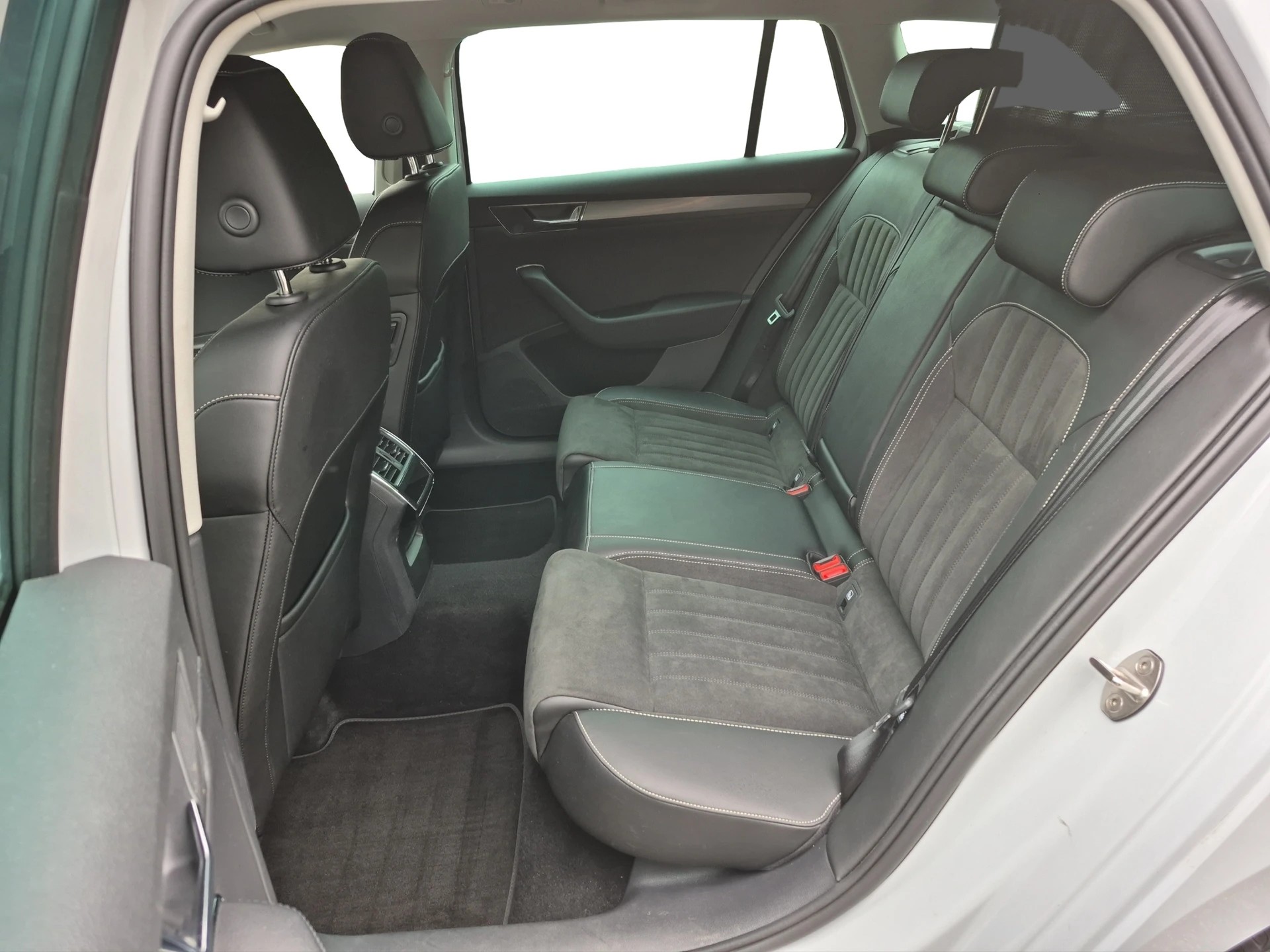 SKODA Superb Combi 2.0 TDi Style DSG *Anhängerkupplung*-image-10
