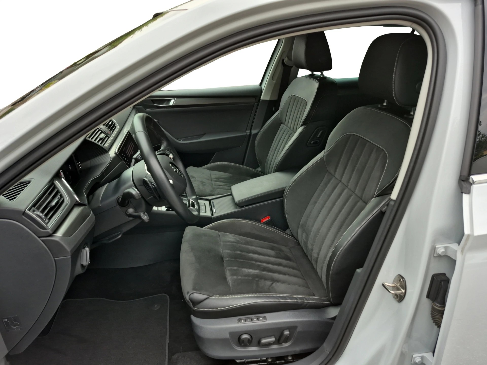 SKODA Superb Combi 2.0 TDi Style DSG *Anhängerkupplung*-image-9