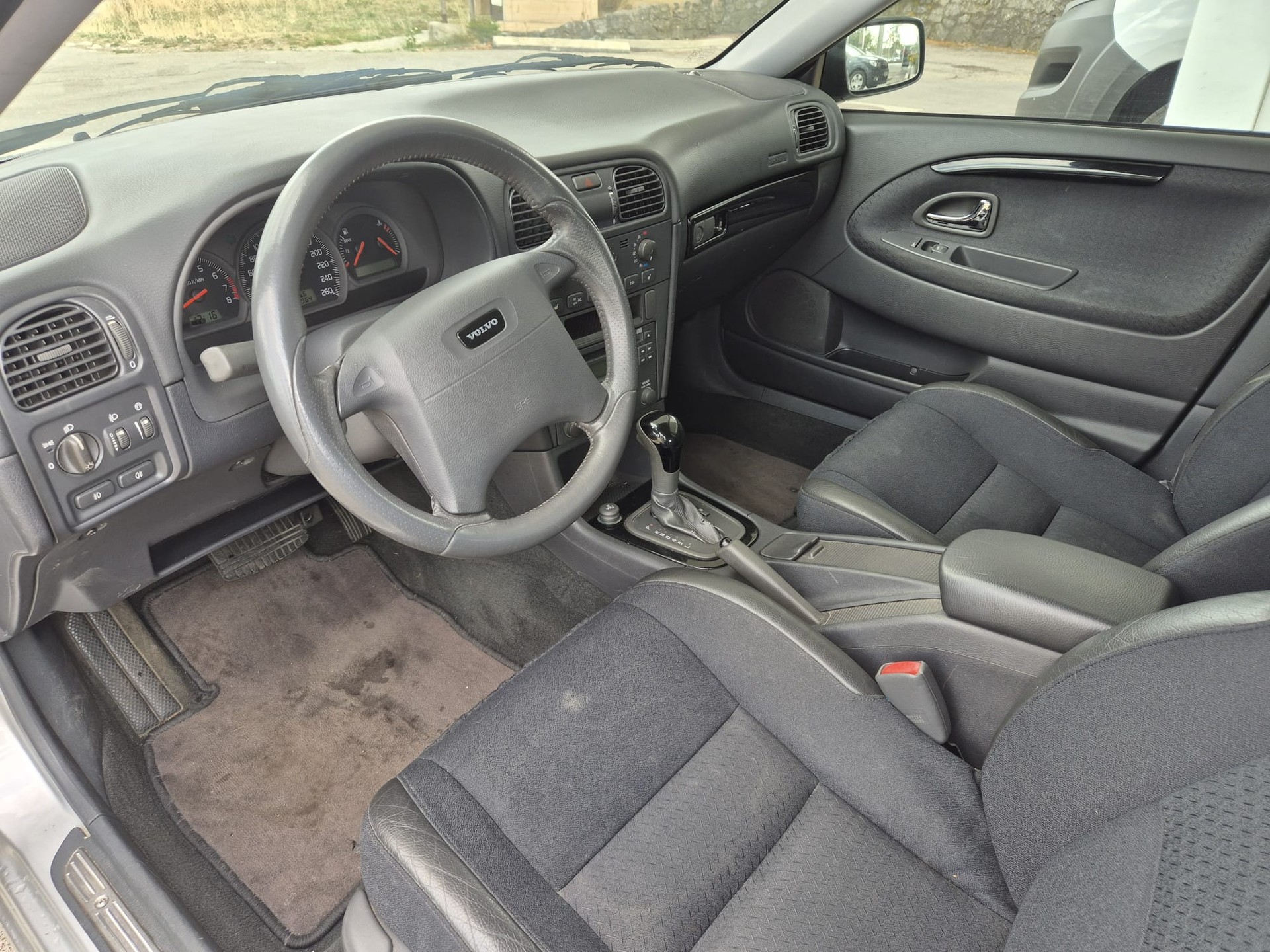 VOLVO V40 2.0T-image-10