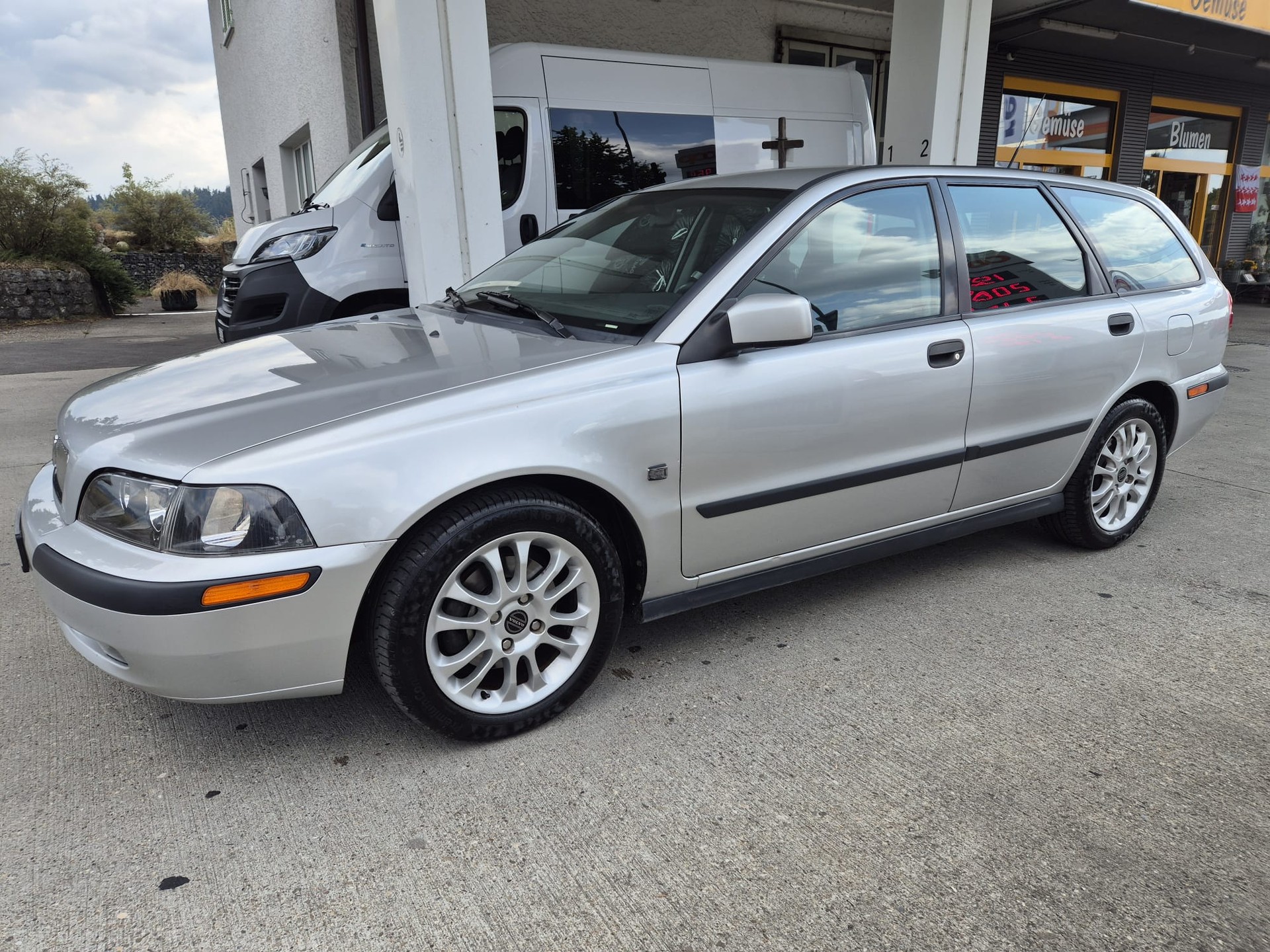 VOLVO V40 2.0T-image-1