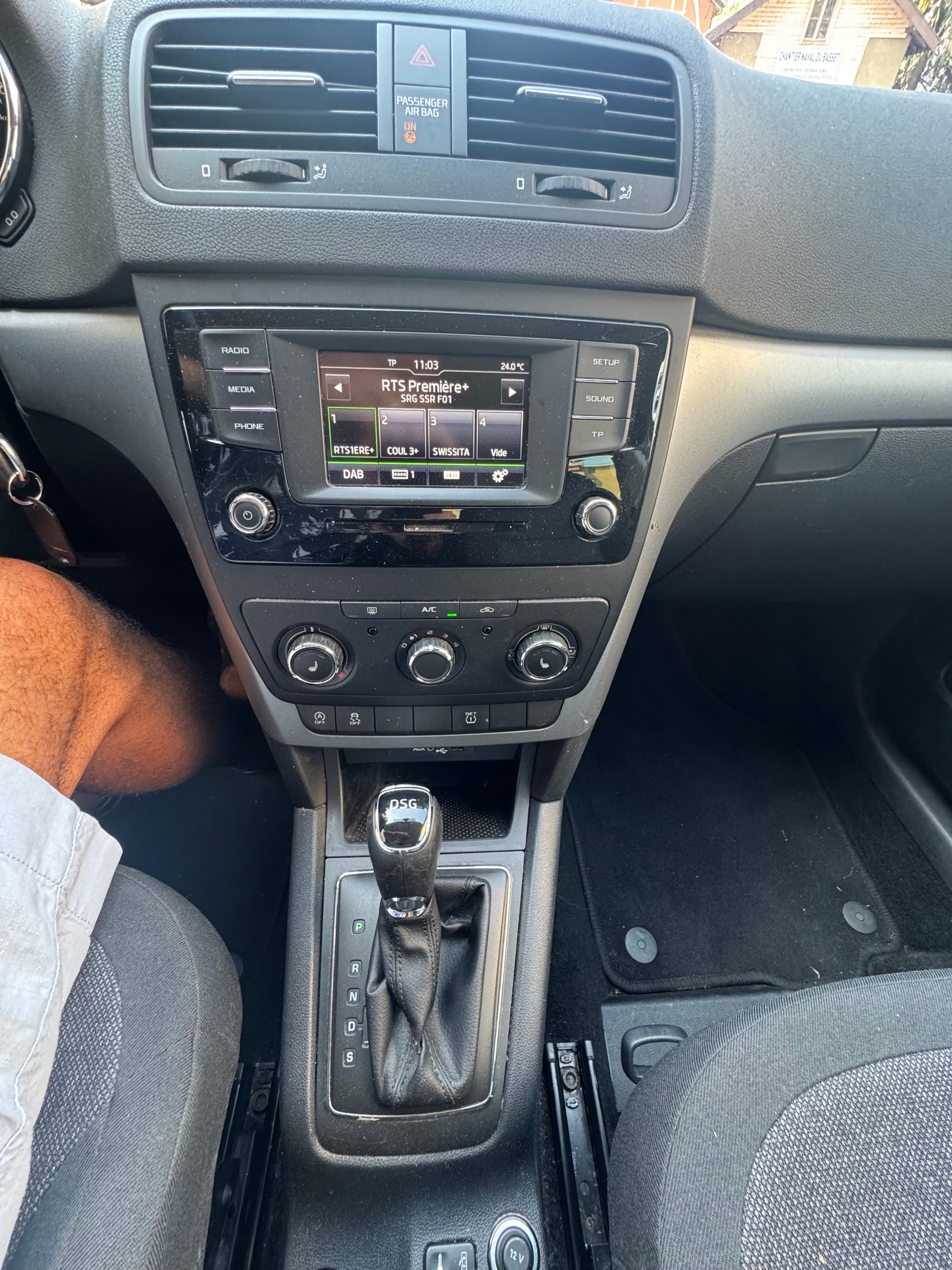 SKODA Yeti 1.2 TSI Ambition 4x2 DSG-image-9