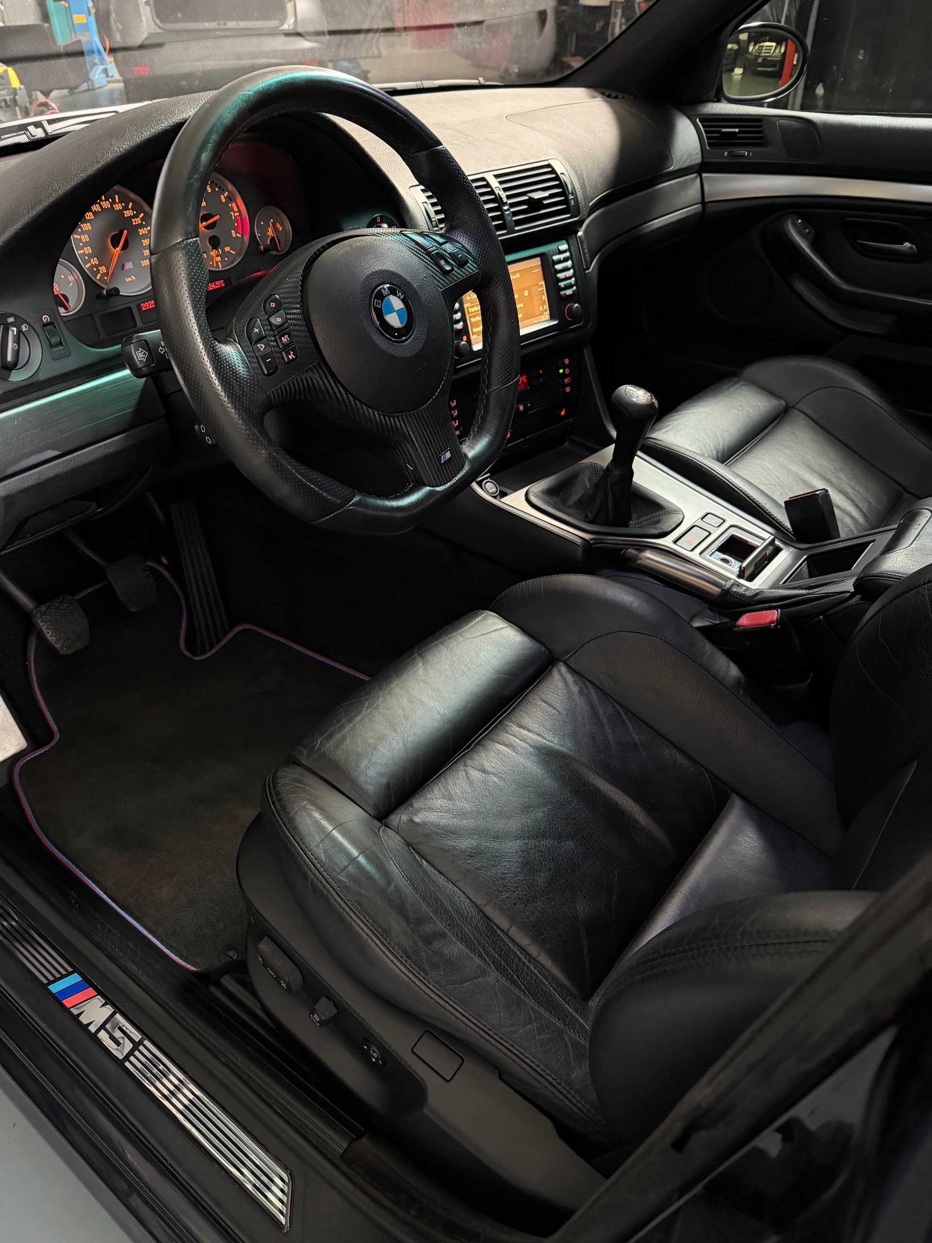 BMW M5-image-3