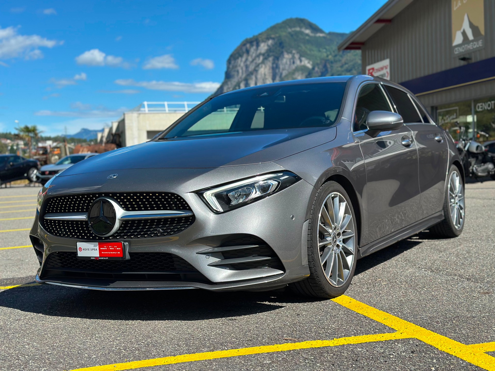 MERCEDES-BENZ A 220 AMG Line 7G-DCT 4Matic-image-2