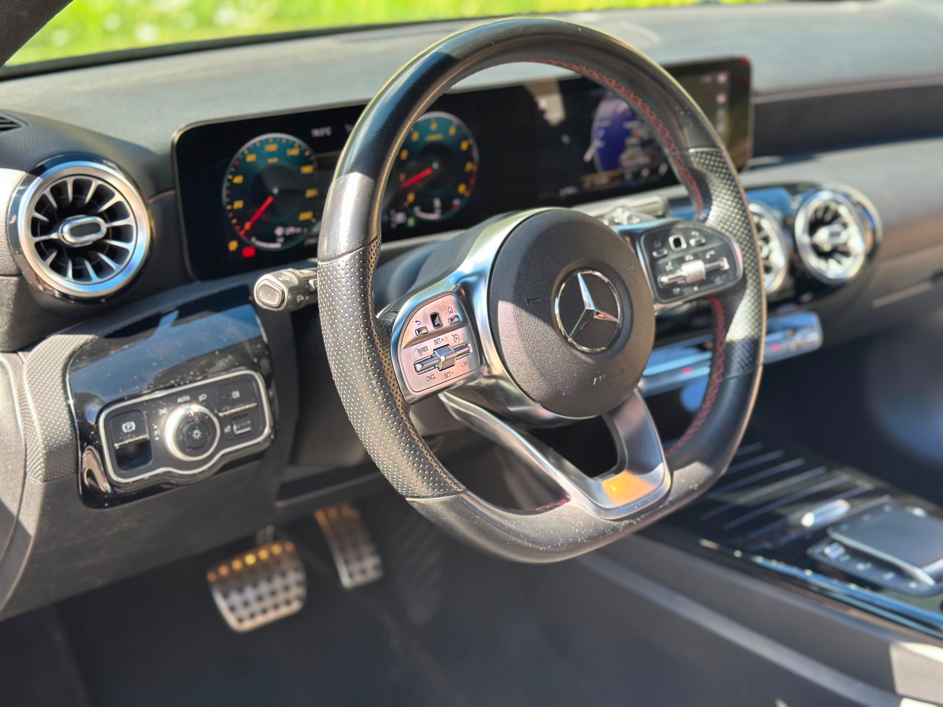 MERCEDES-BENZ A 220 AMG Line 7G-DCT 4Matic-image-11