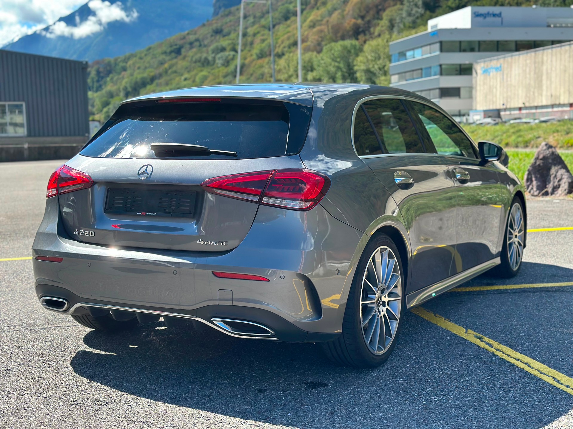 MERCEDES-BENZ A 220 AMG Line 7G-DCT 4Matic-image-5