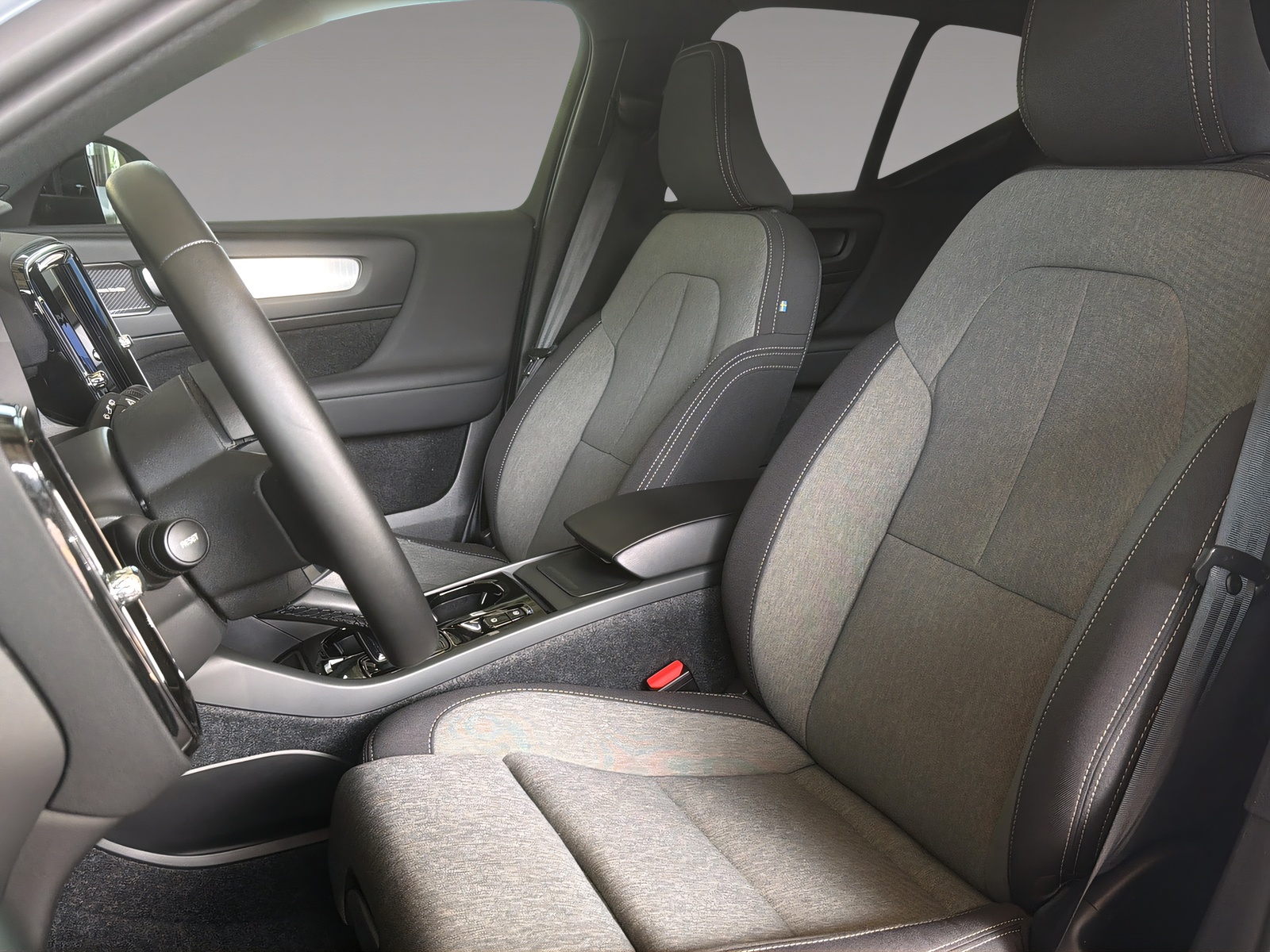 VOLVO XC40 2.0 B3 MH Plus Dark-image-5