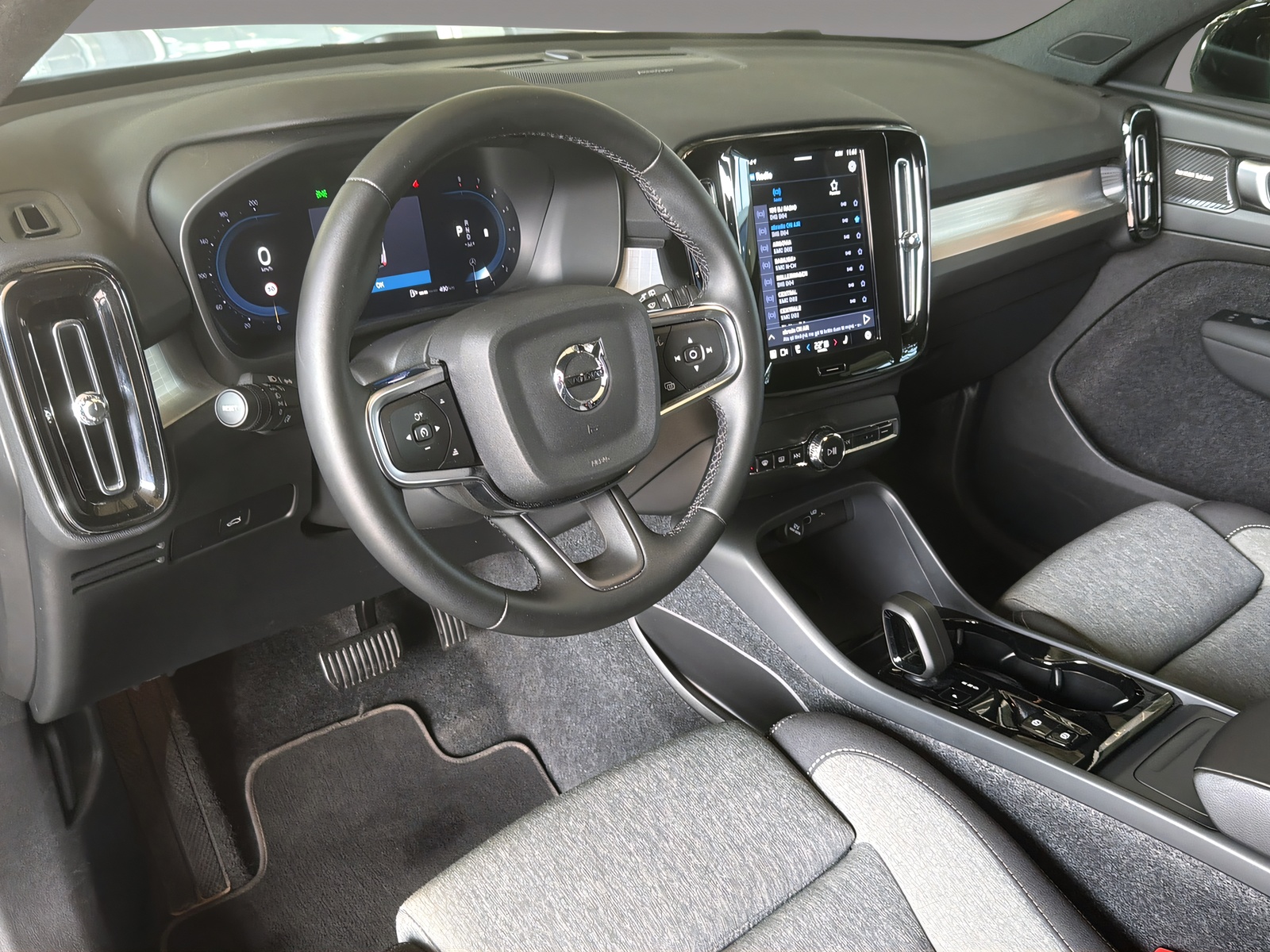 VOLVO XC40 2.0 B3 MH Plus Dark-image-6