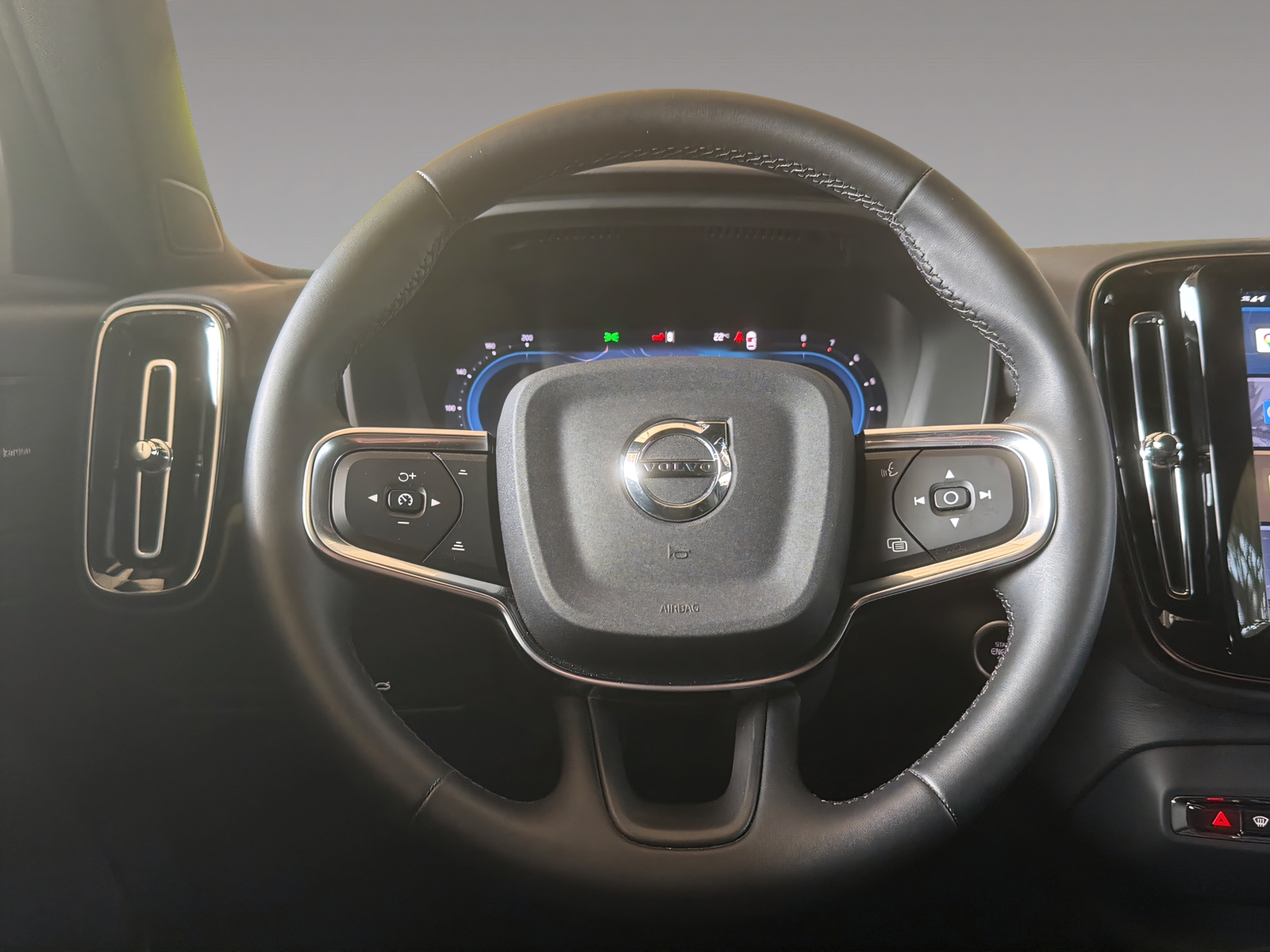 VOLVO XC40 2.0 B3 MH Plus Dark-image-8