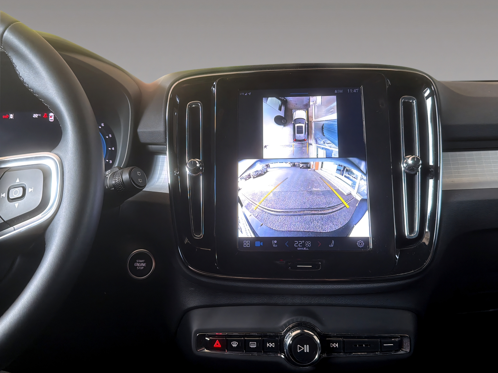 VOLVO XC40 2.0 B3 MH Plus Dark-image-14