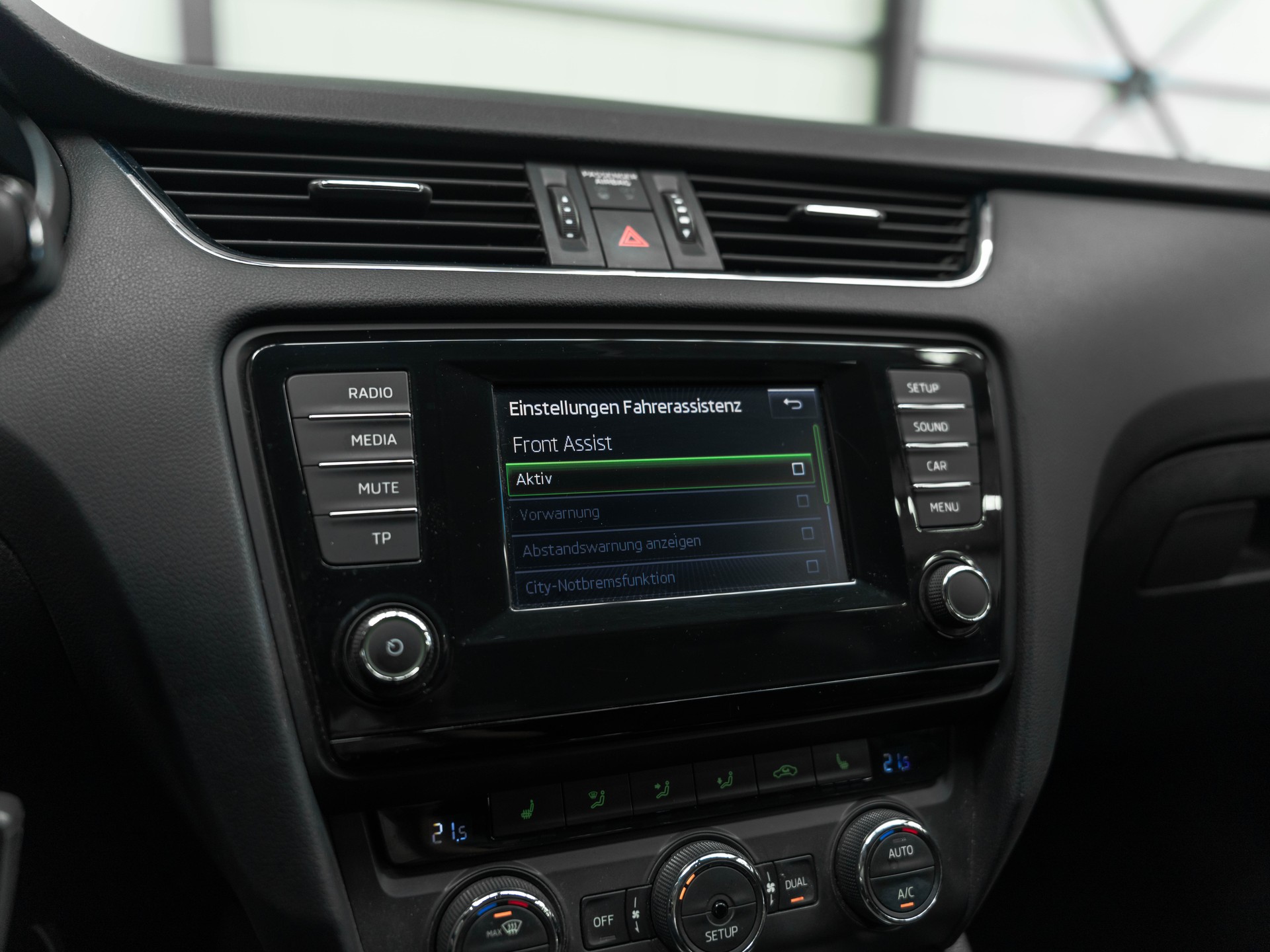 SKODA Octavia Combi 1.8 TSI Elegance 4x4 DSG-image-23