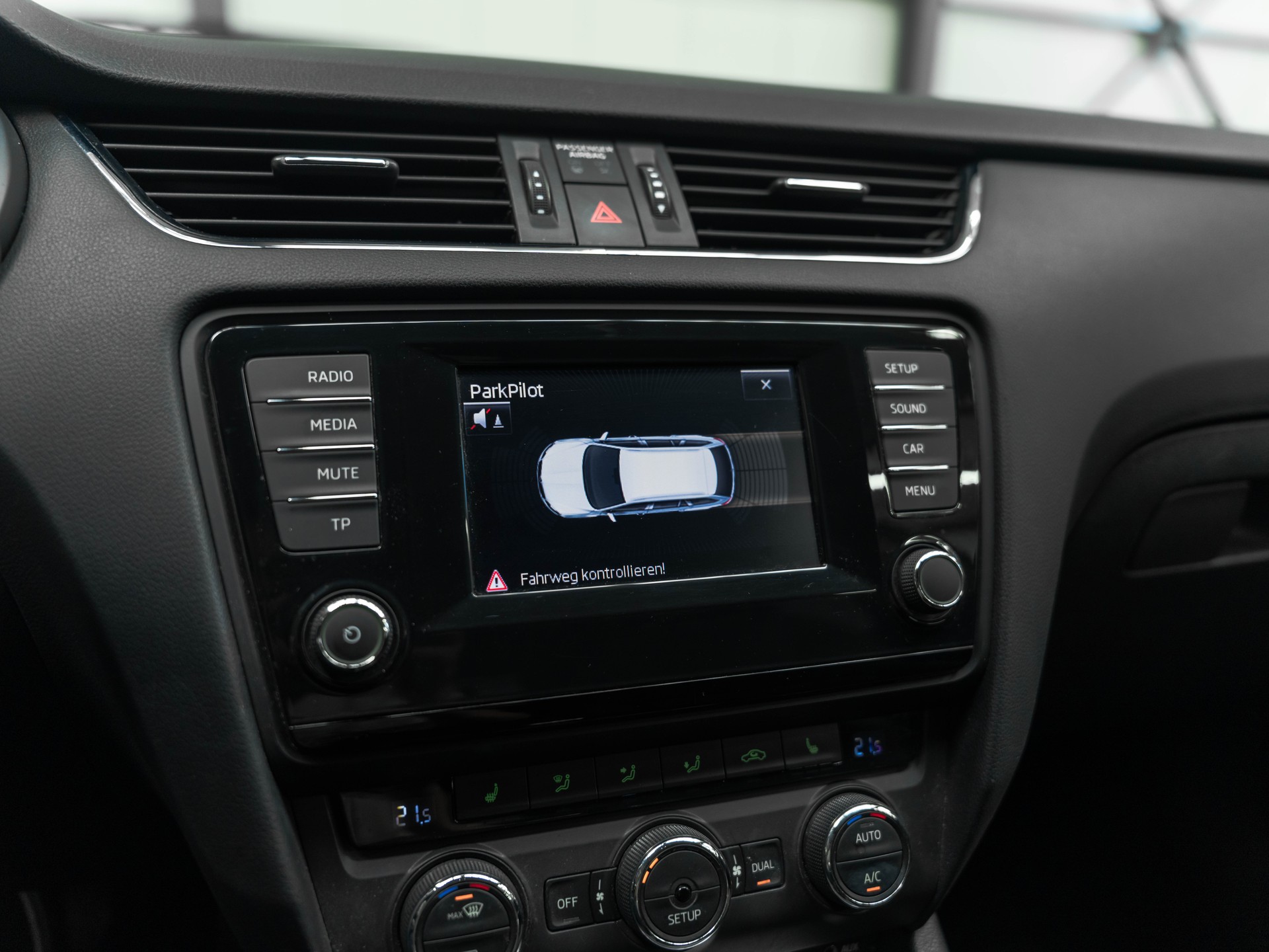 SKODA Octavia Combi 1.8 TSI Elegance 4x4 DSG-image-22