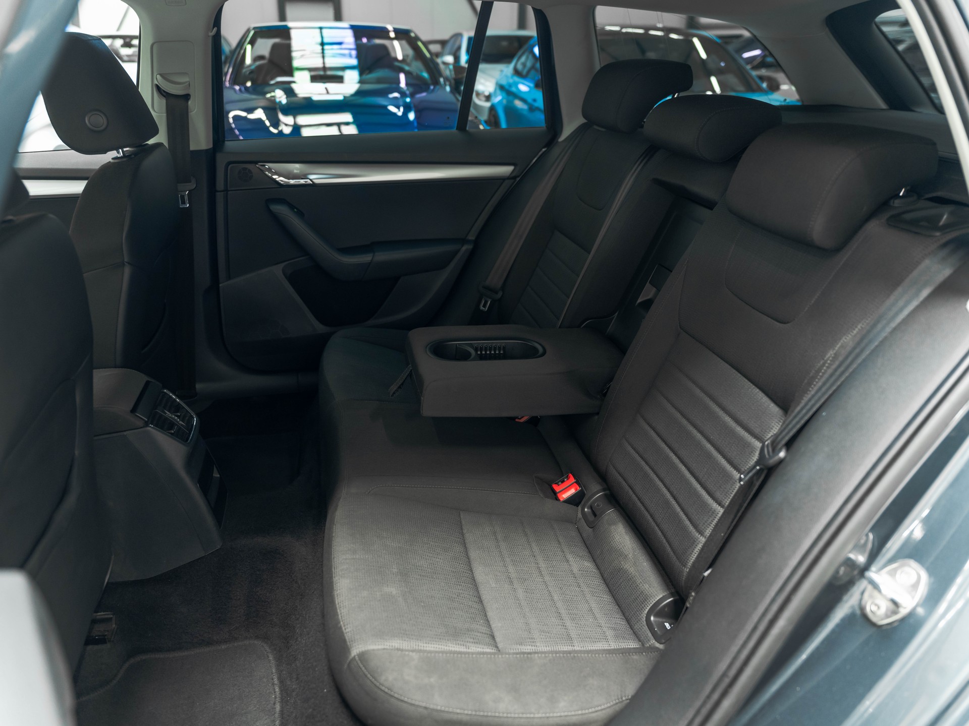 SKODA Octavia Combi 1.8 TSI Elegance 4x4 DSG-image-11