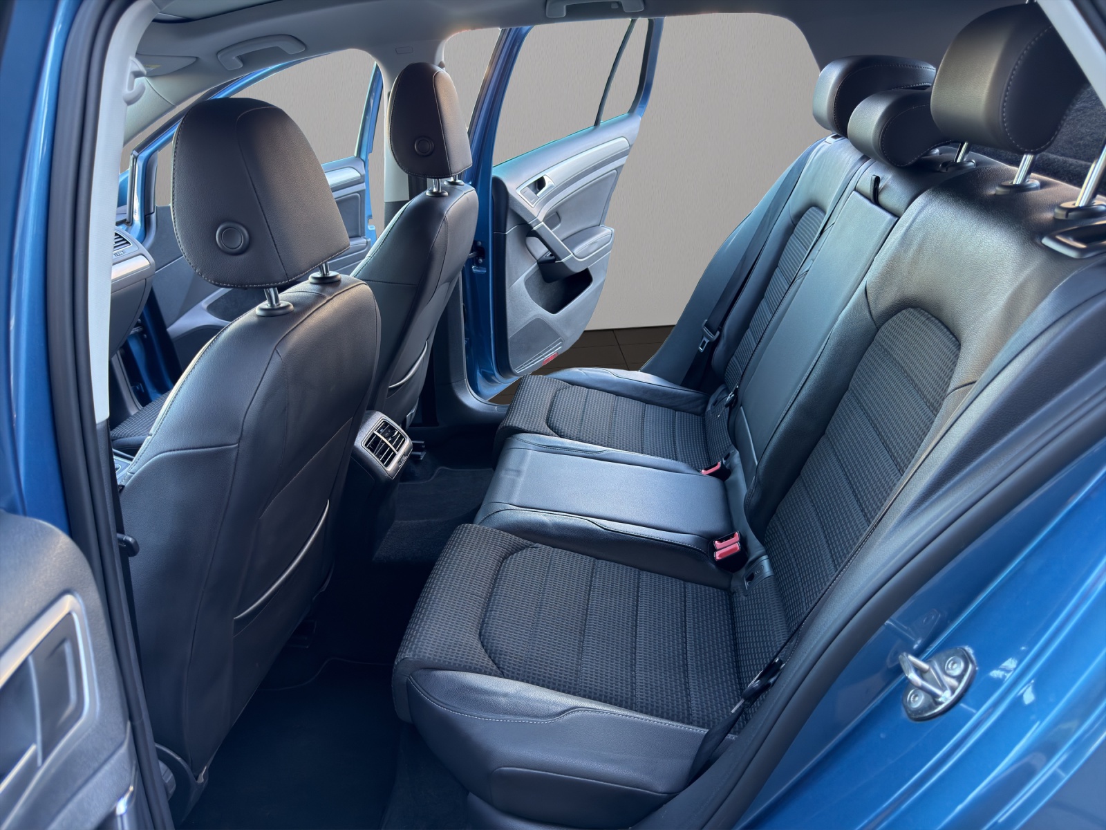 VW Golf 1.6 TDI Trendline 4Motion-image-12