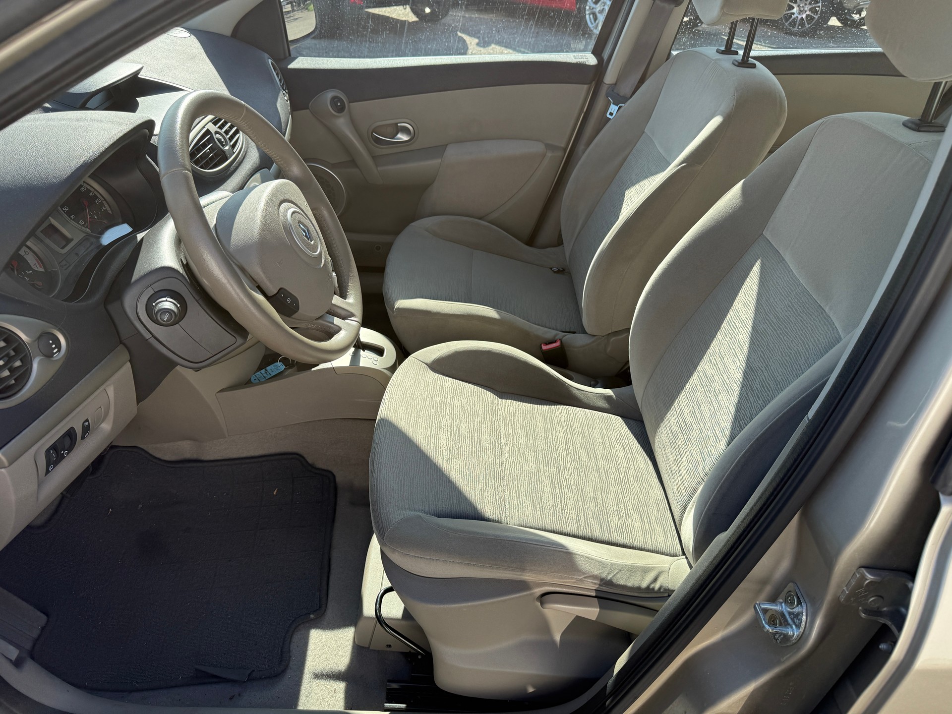 RENAULT Clio 1.6 16V Privilège-image-8