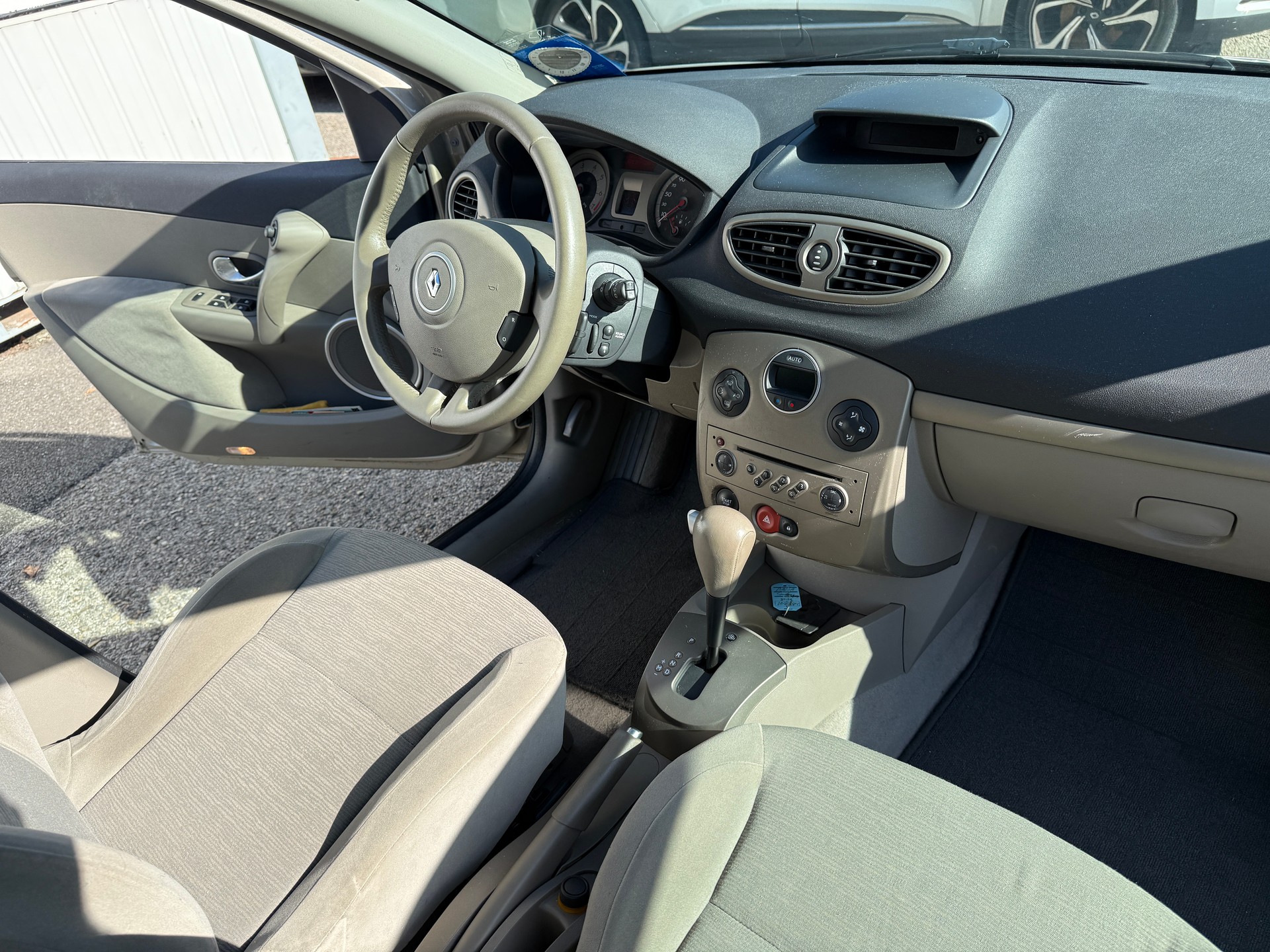 RENAULT Clio 1.6 16V Privilège-image-10