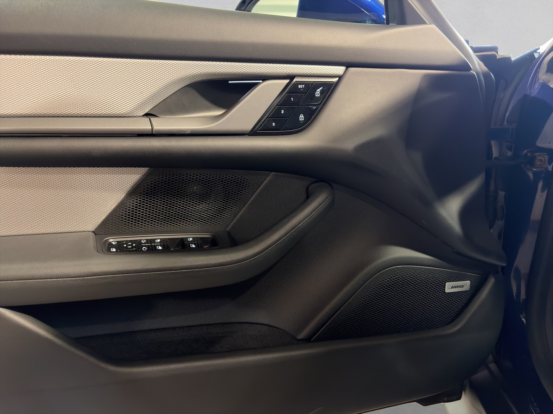 PORSCHE Taycan 4S-image-17