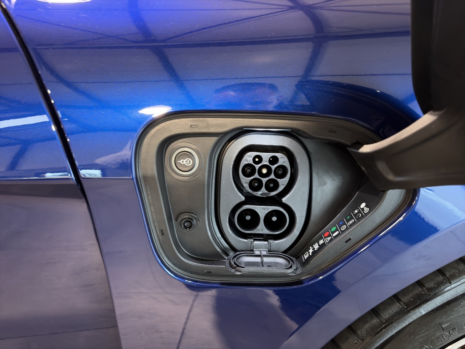 PORSCHE Taycan 4S-image-25