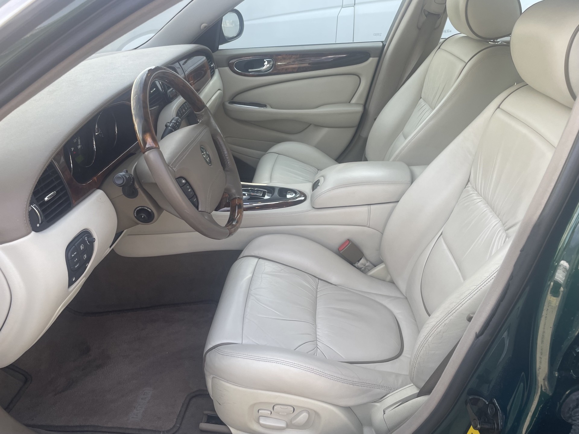 JAGUAR XJ8 4.2 V8 Executive-image-12