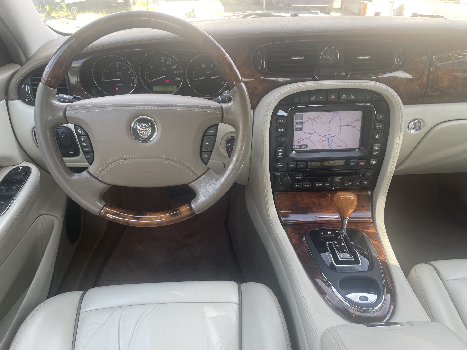 JAGUAR XJ8 4.2 V8 Executive-image-9