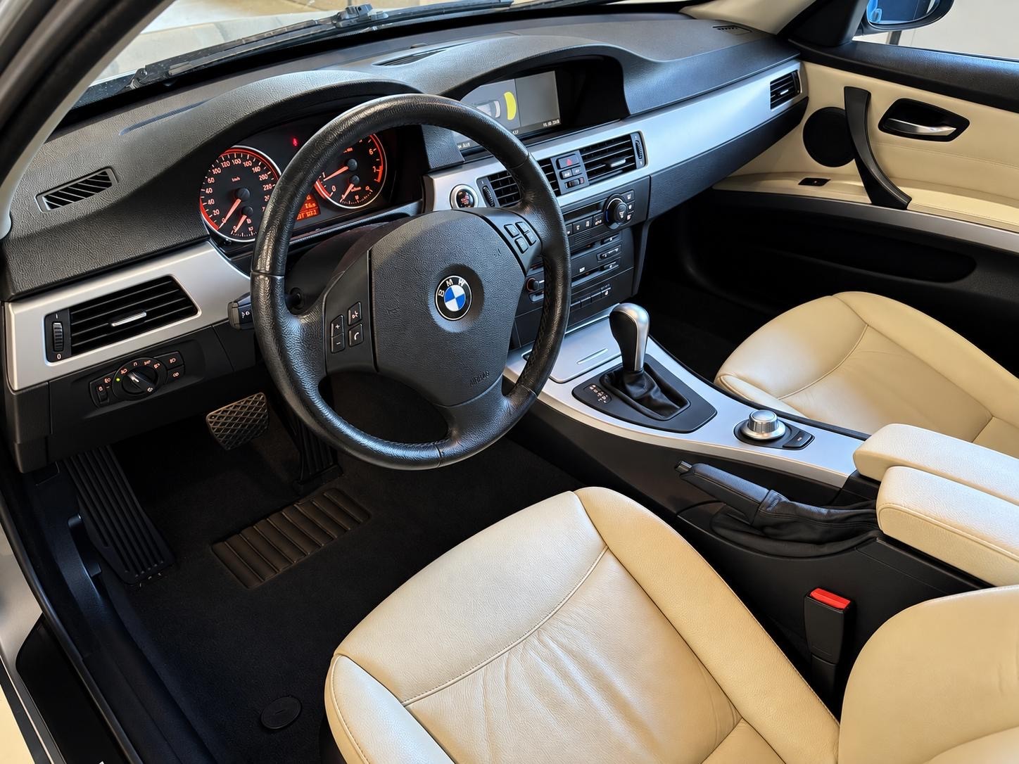 BMW 325i-image-12