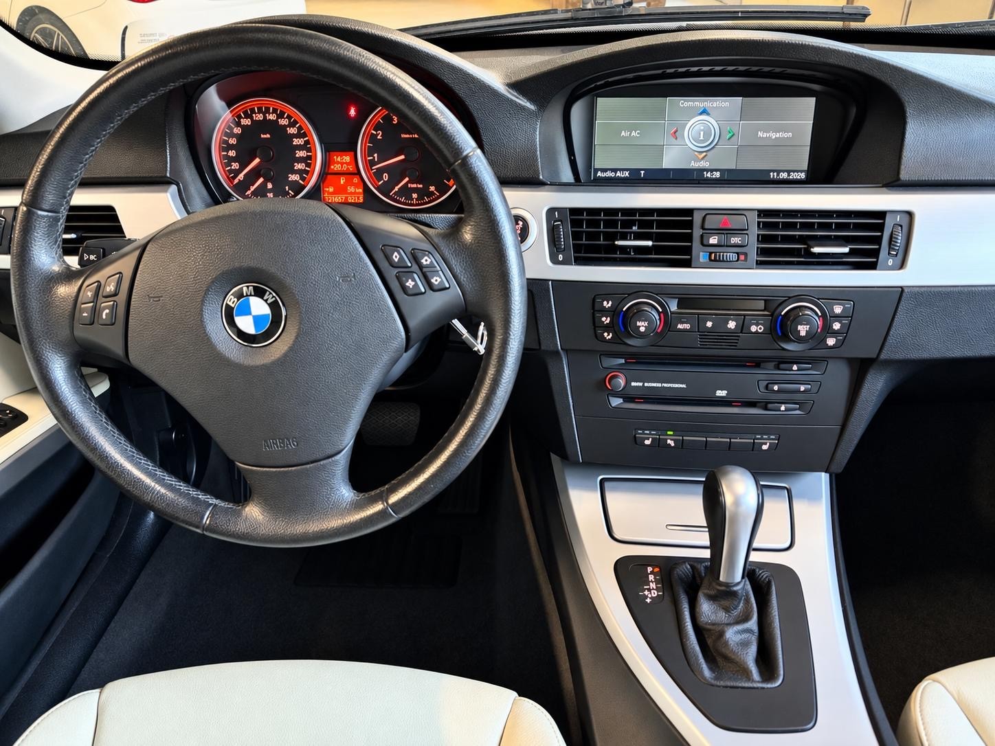 BMW 325i-image-13