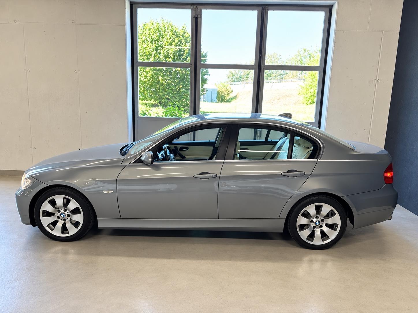 BMW 325i-image-10