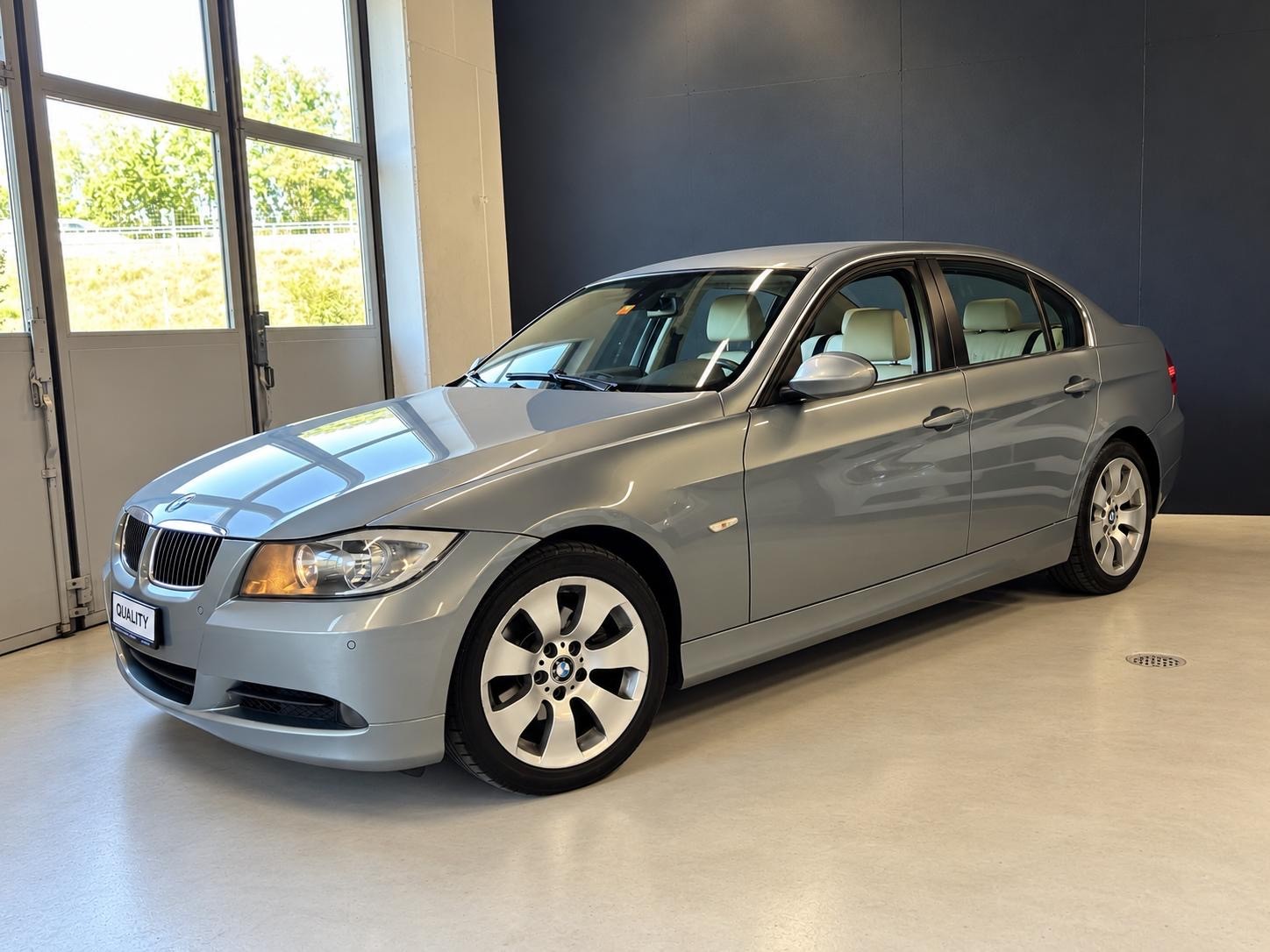 BMW 325i-image-4