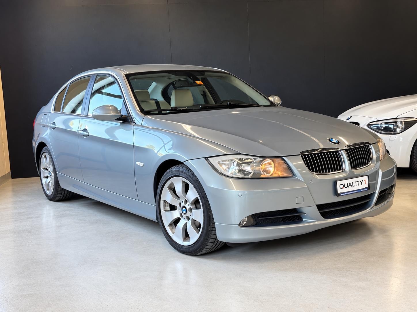 BMW 325i-image-3