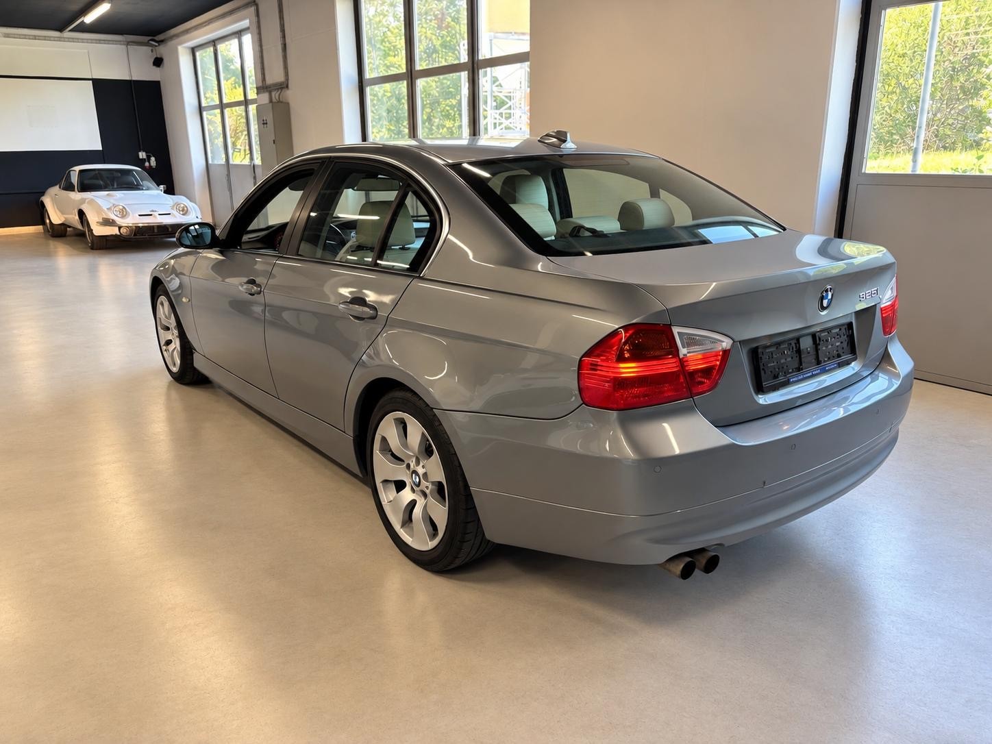 BMW 325i-image-8