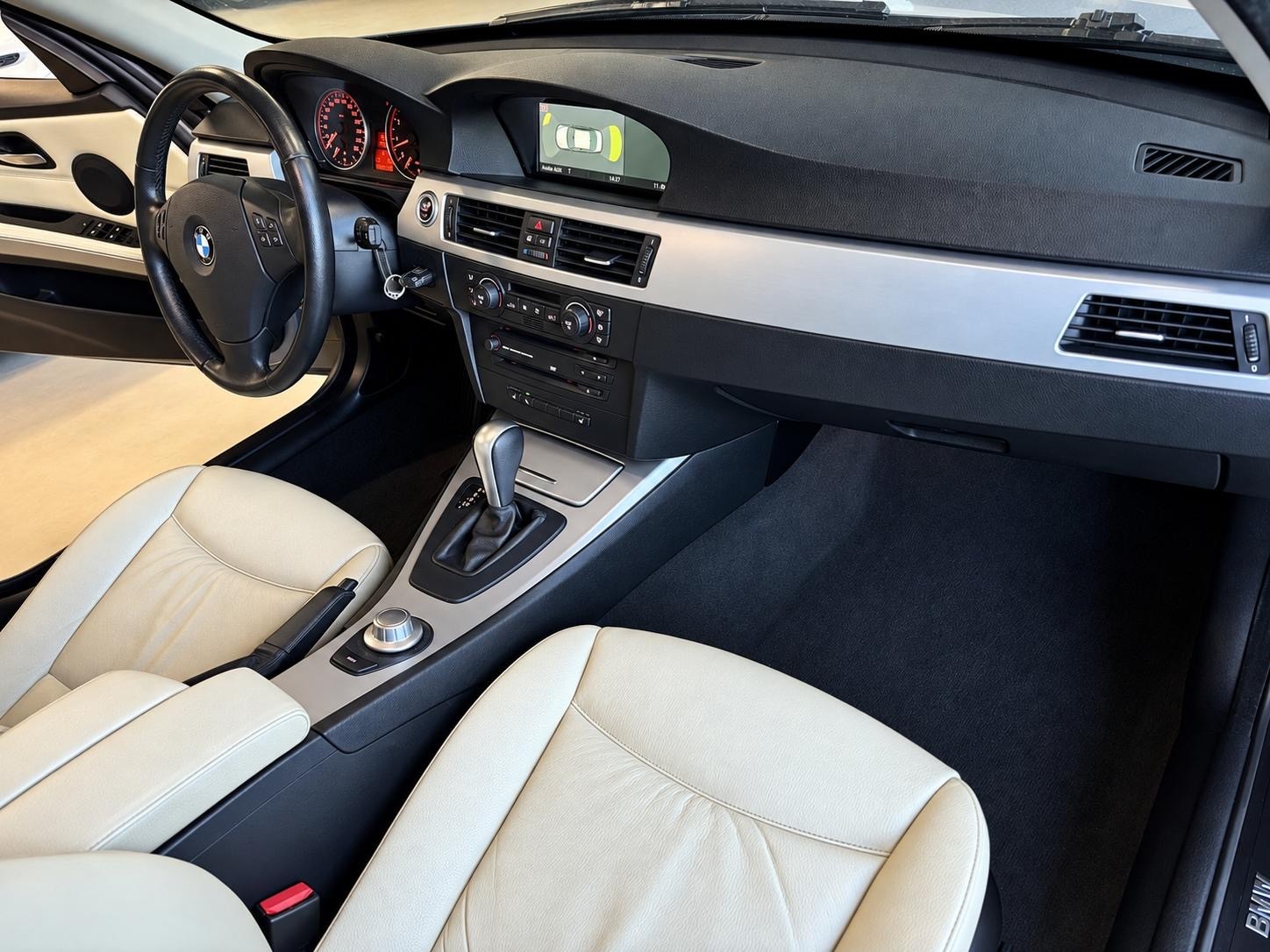 BMW 325i-image-11