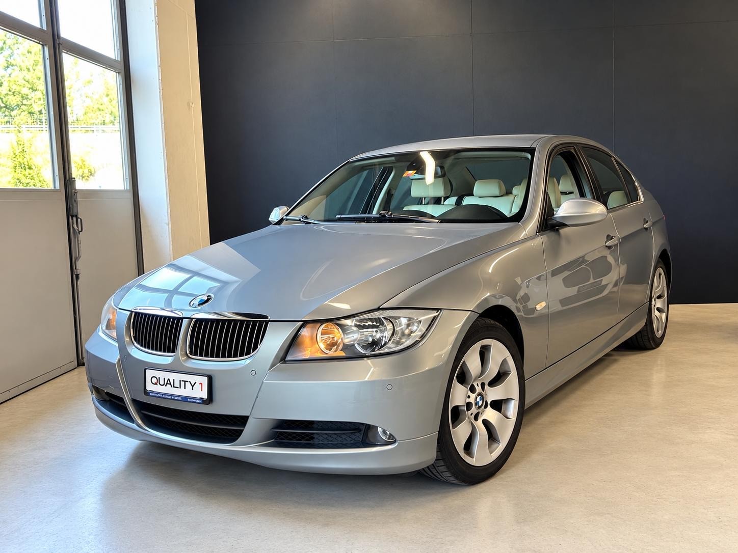 BMW 325i-image-6
