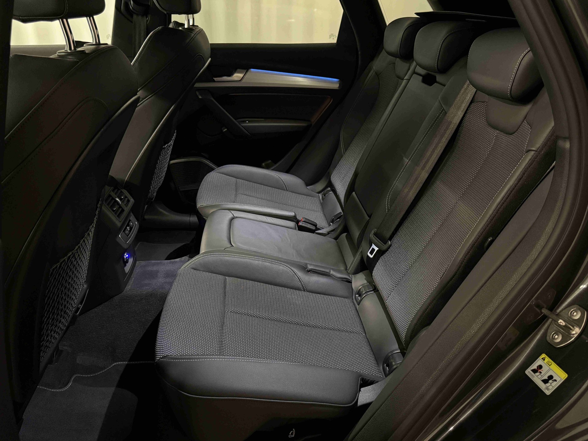 AUDI Q5 40 TDI Black Edition quattro S-tronic-image-14