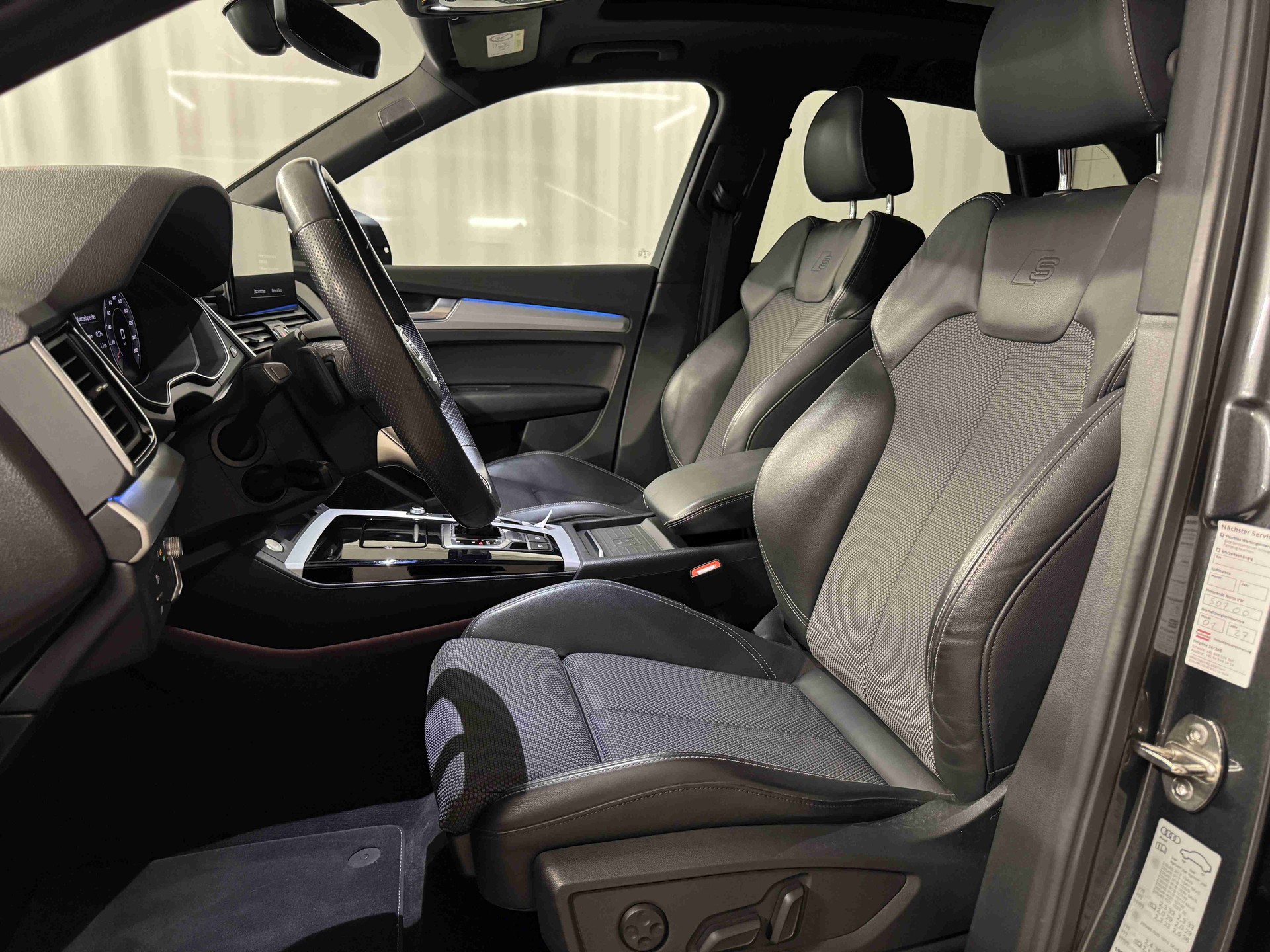 AUDI Q5 40 TDI Black Edition quattro S-tronic-image-7