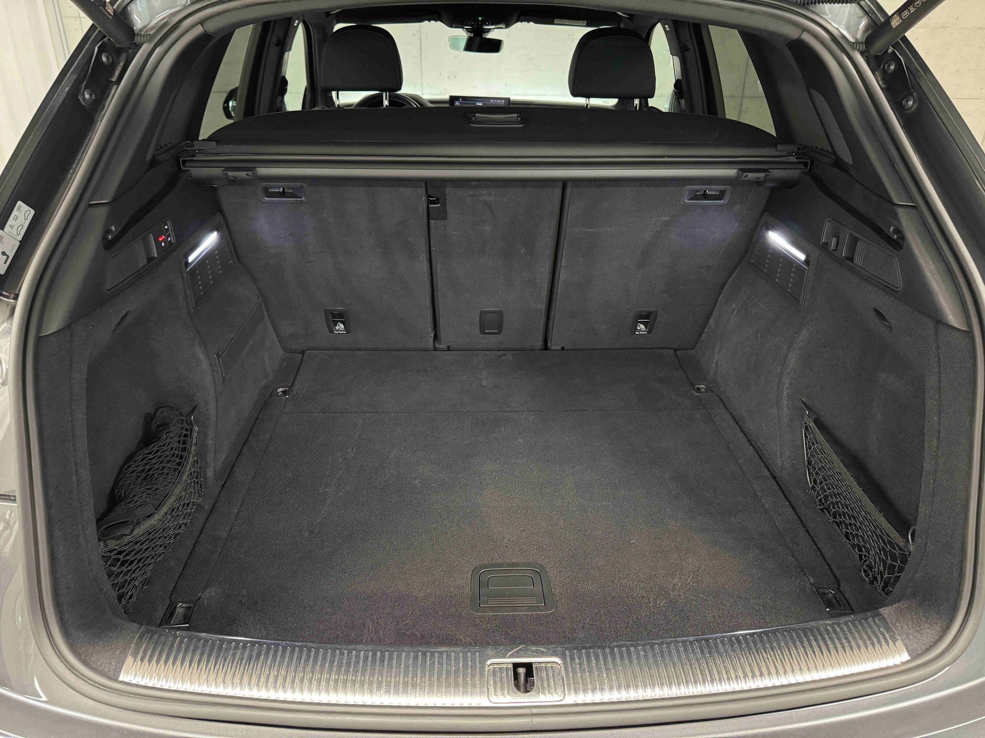 AUDI Q5 40 TDI Black Edition quattro S-tronic-image-15