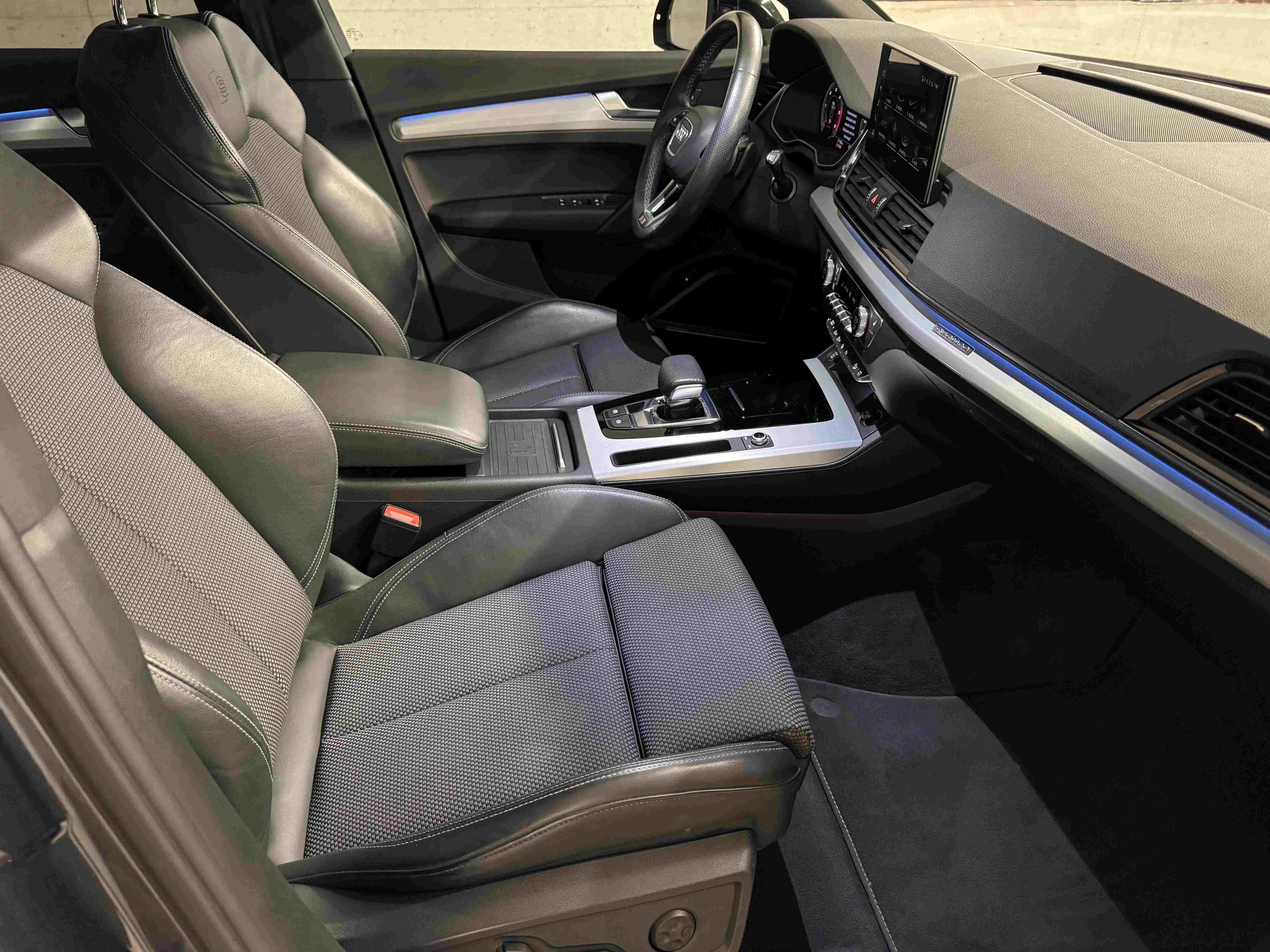 AUDI Q5 40 TDI Black Edition quattro S-tronic-image-12