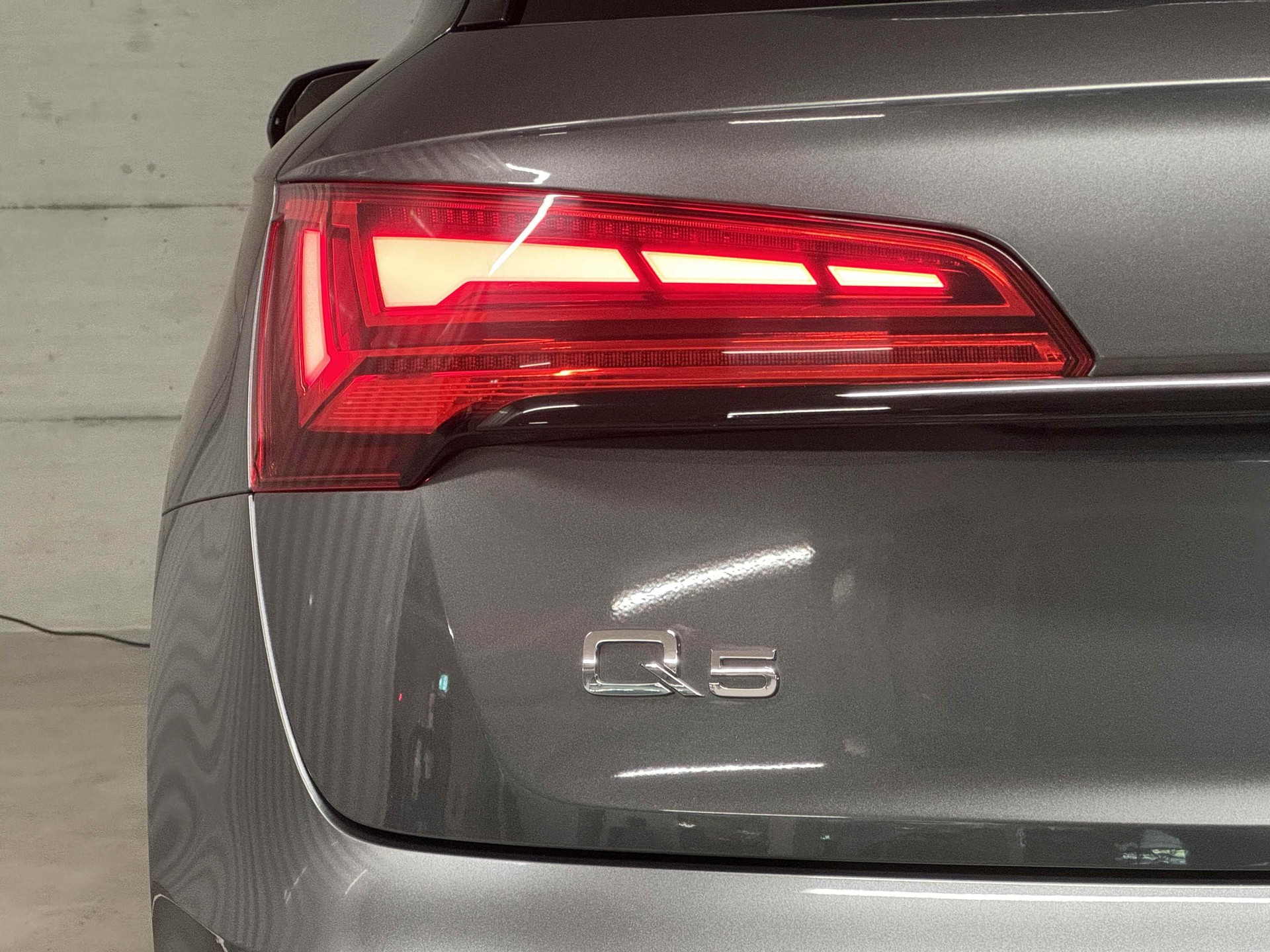 AUDI Q5 40 TDI Black Edition quattro S-tronic-image-4