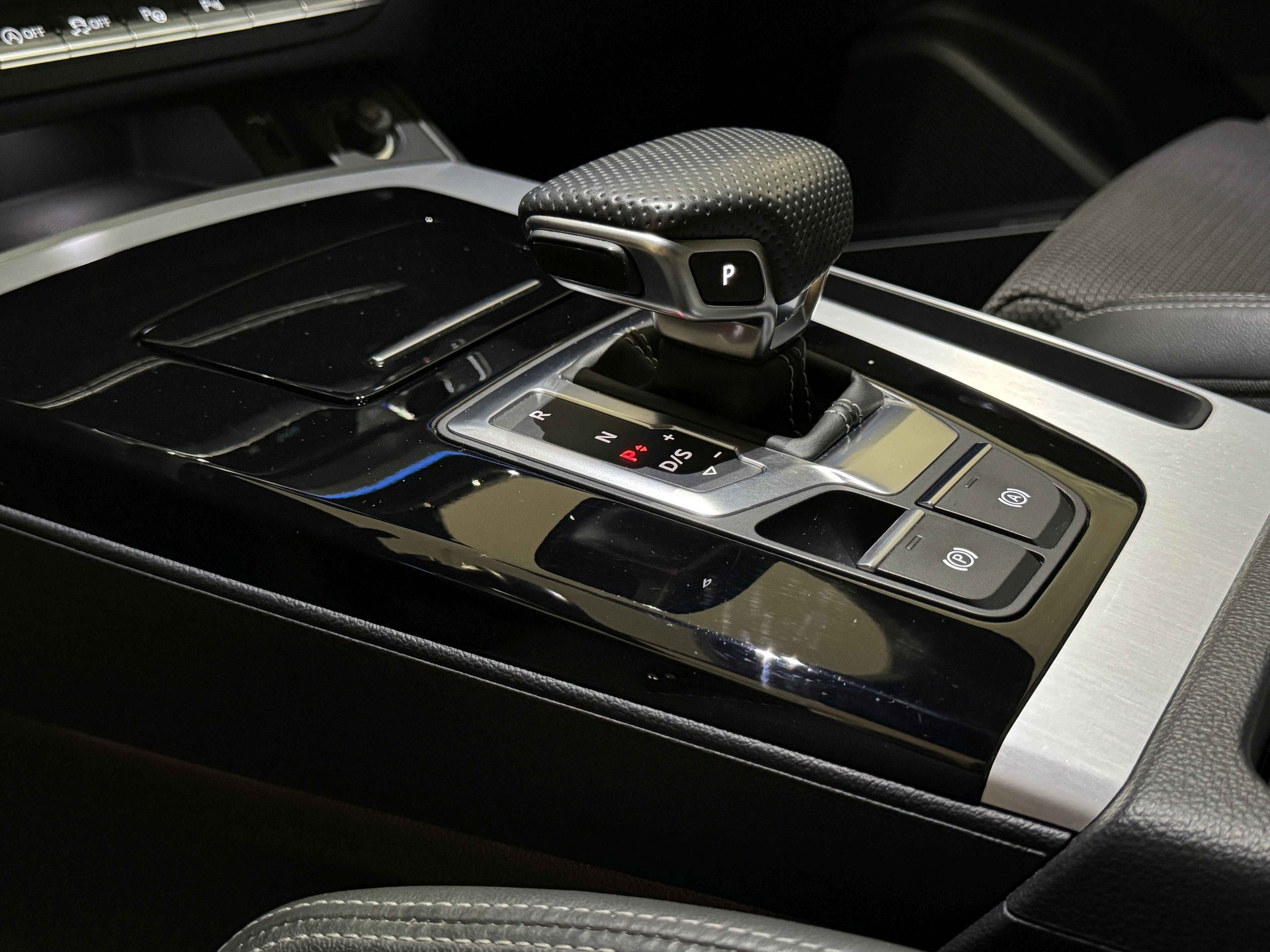 AUDI Q5 40 TDI Black Edition quattro S-tronic-image-9