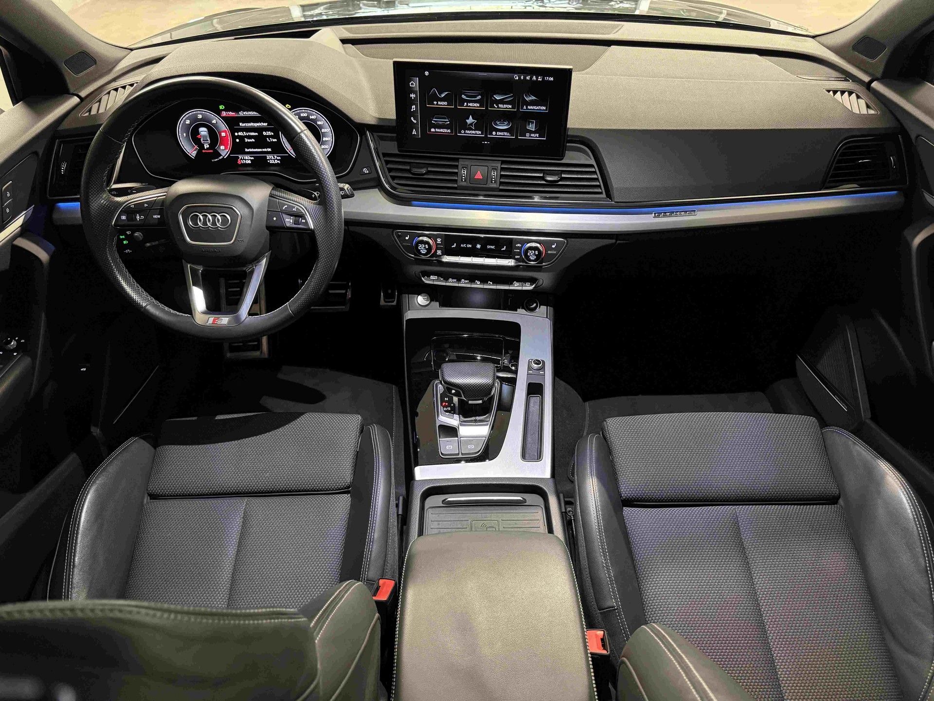 AUDI Q5 40 TDI Black Edition quattro S-tronic-image-11