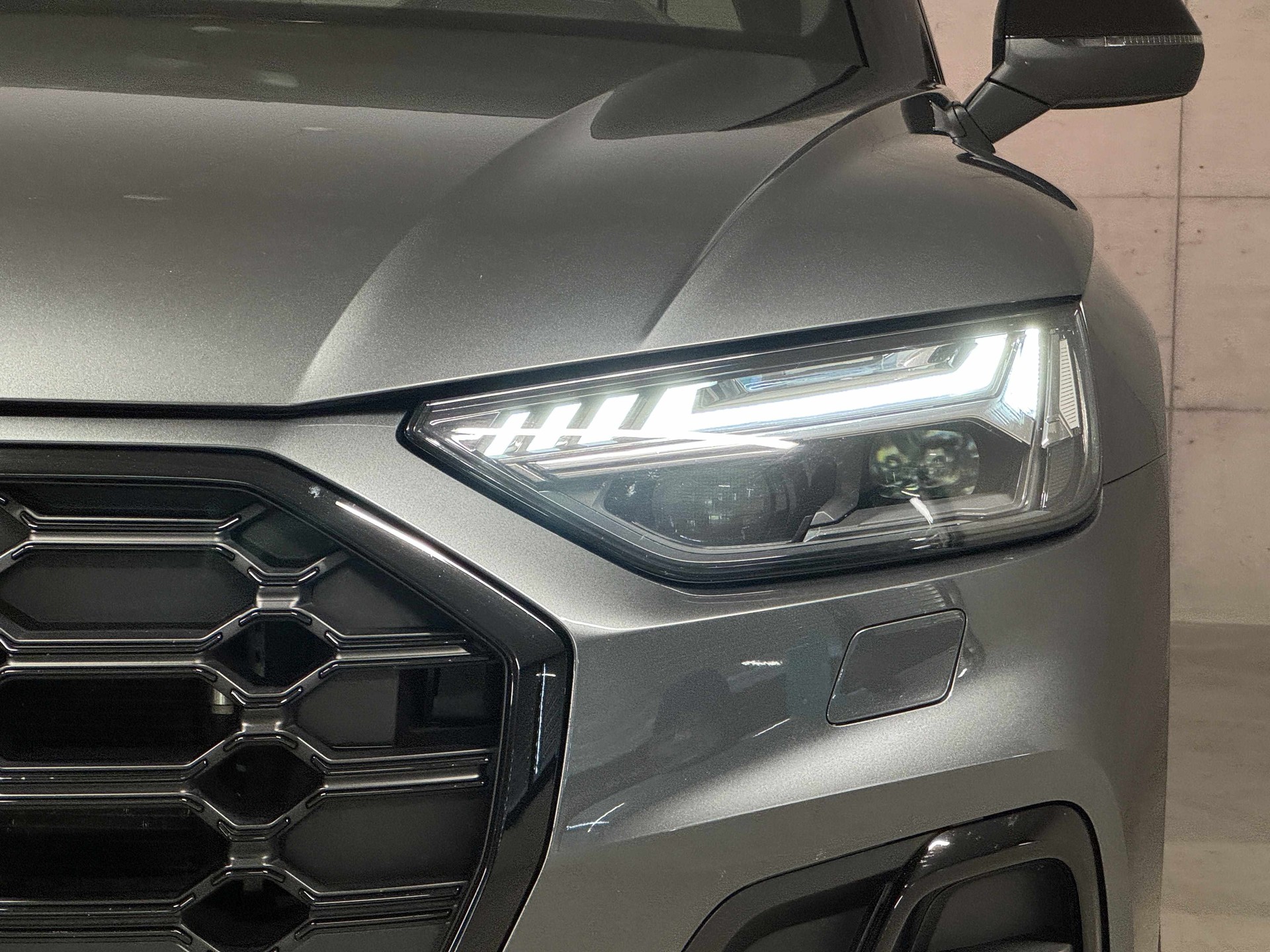 AUDI Q5 40 TDI Black Edition quattro S-tronic-image-5