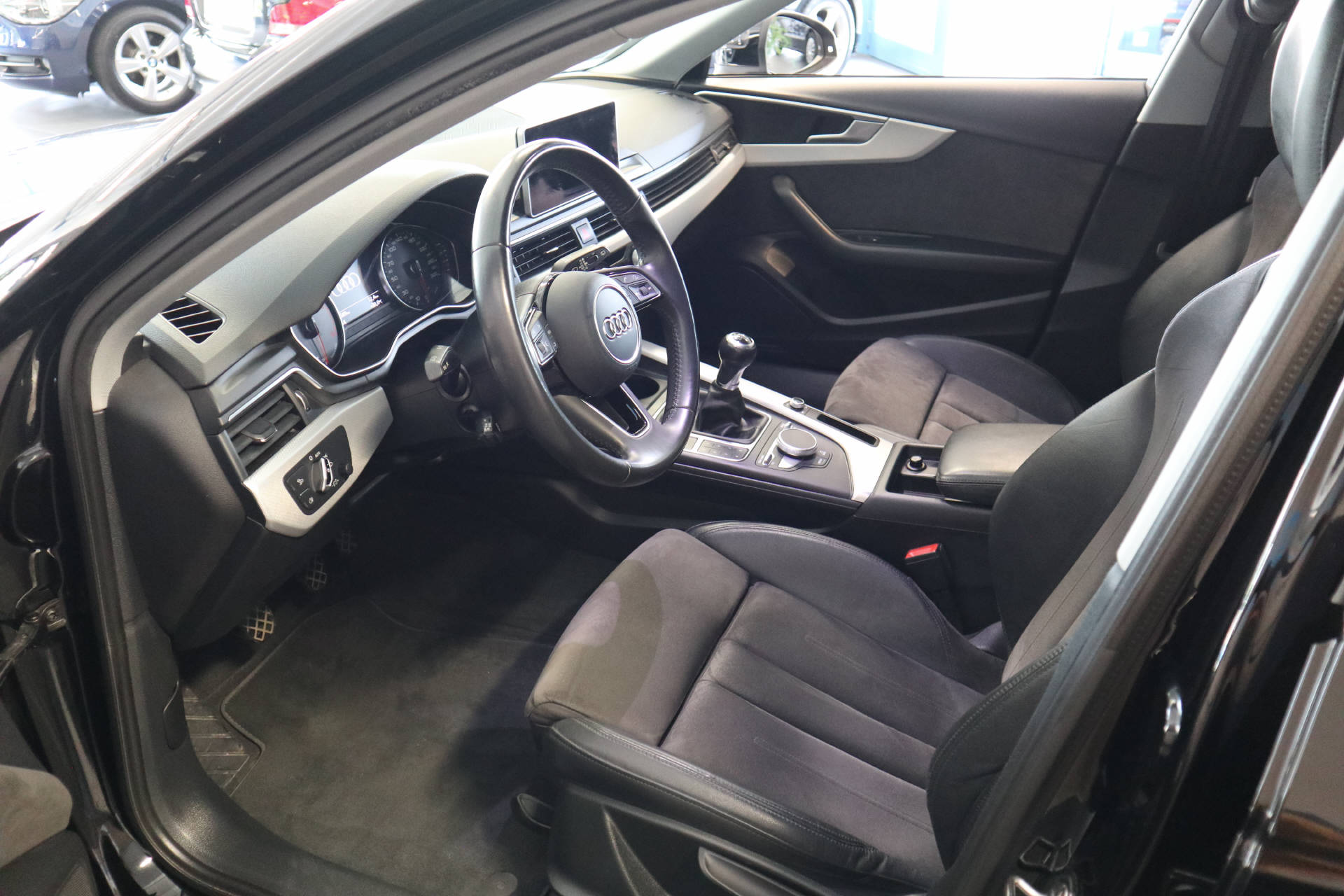 AUDI A4 Avant 2.0 TDI Sport-image-11